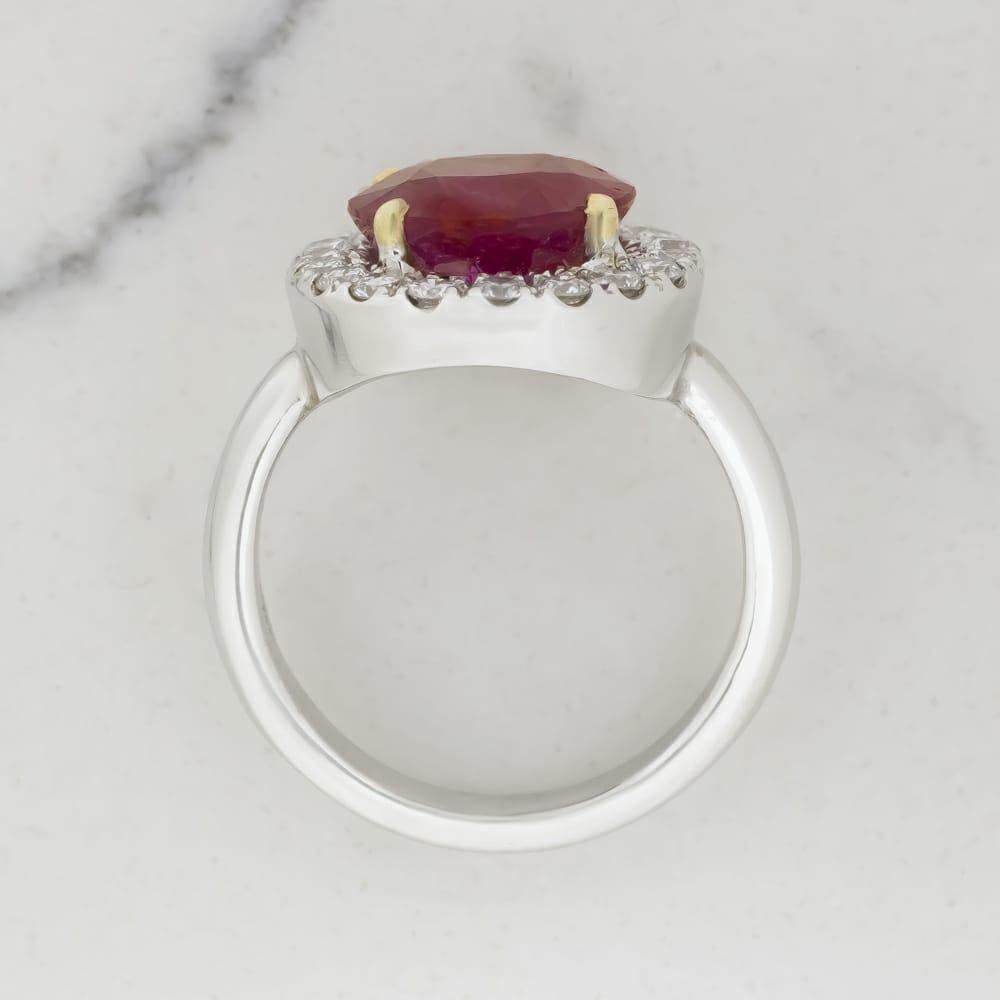 GRS Switzerland 4.50 Carat Certified Oval Ruby with Diamond Halo Ring In New Condition In Rome, IT