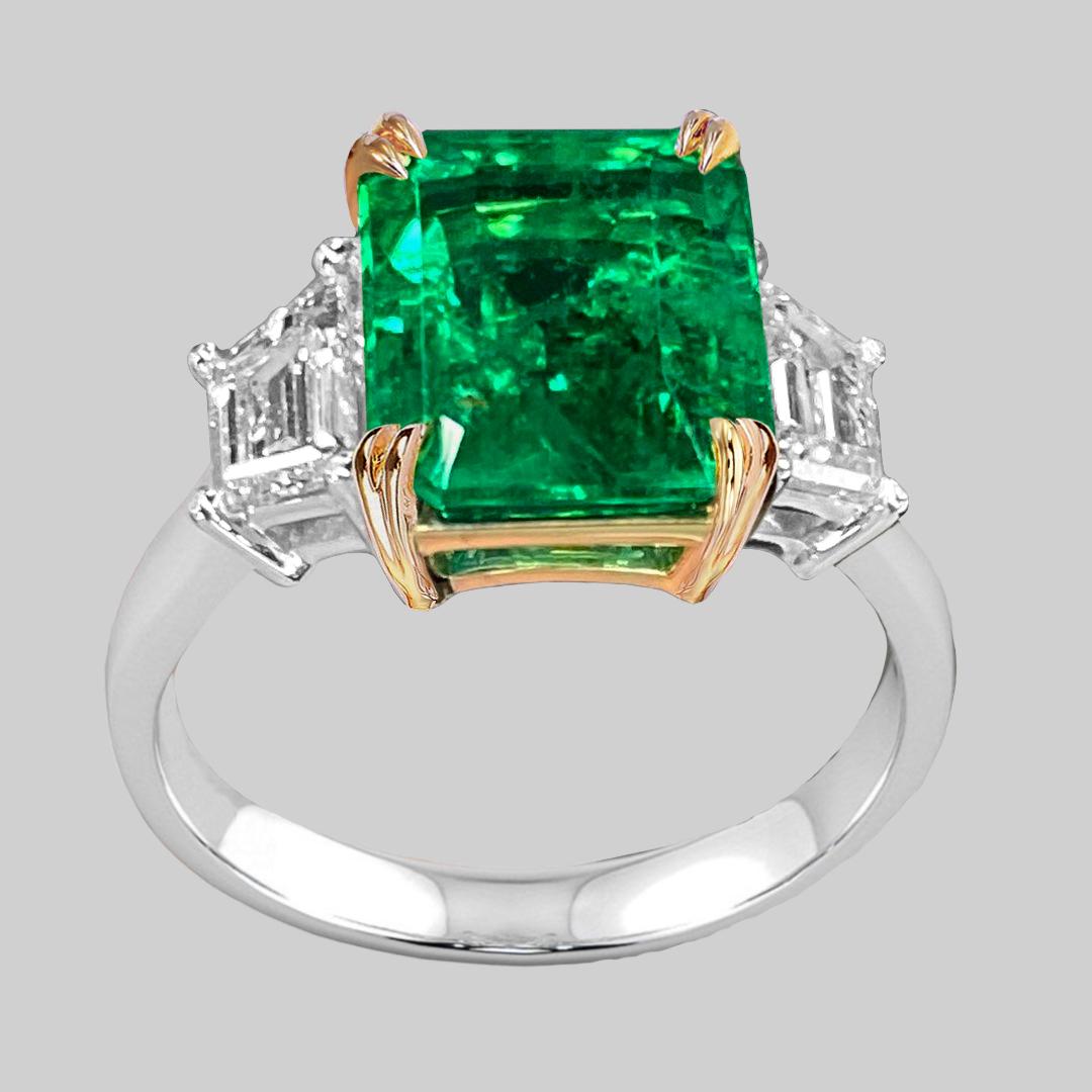 Moderne AGL Certified 6 Carat Vivid Green Emerald Ring Insignificant OIL (bague en émeraude vert vif) en vente