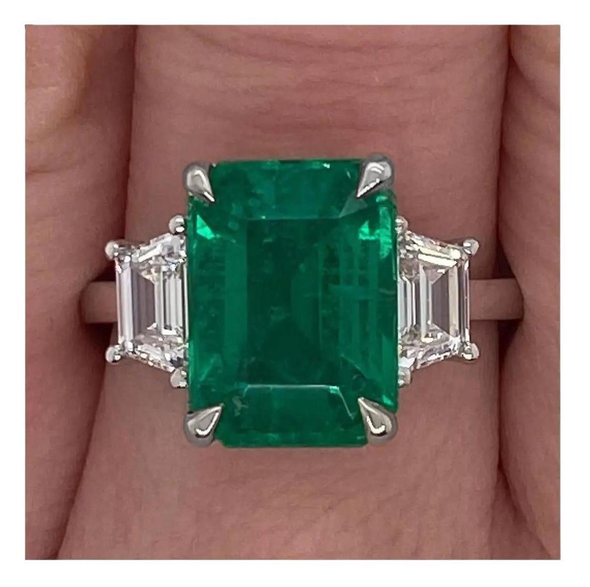 Handgefertigt in Italien von Antinori di Sanpietro ein Meisterwerk dieser einzigartigen 18 Karat Weiß- und Gelbgold Solitär Smaragd und Diamant-Ring.

Der Begriff unbedeutend in unbedeutenden Ölsmaragden hat alles mit der Qualität der Edelsteine zu