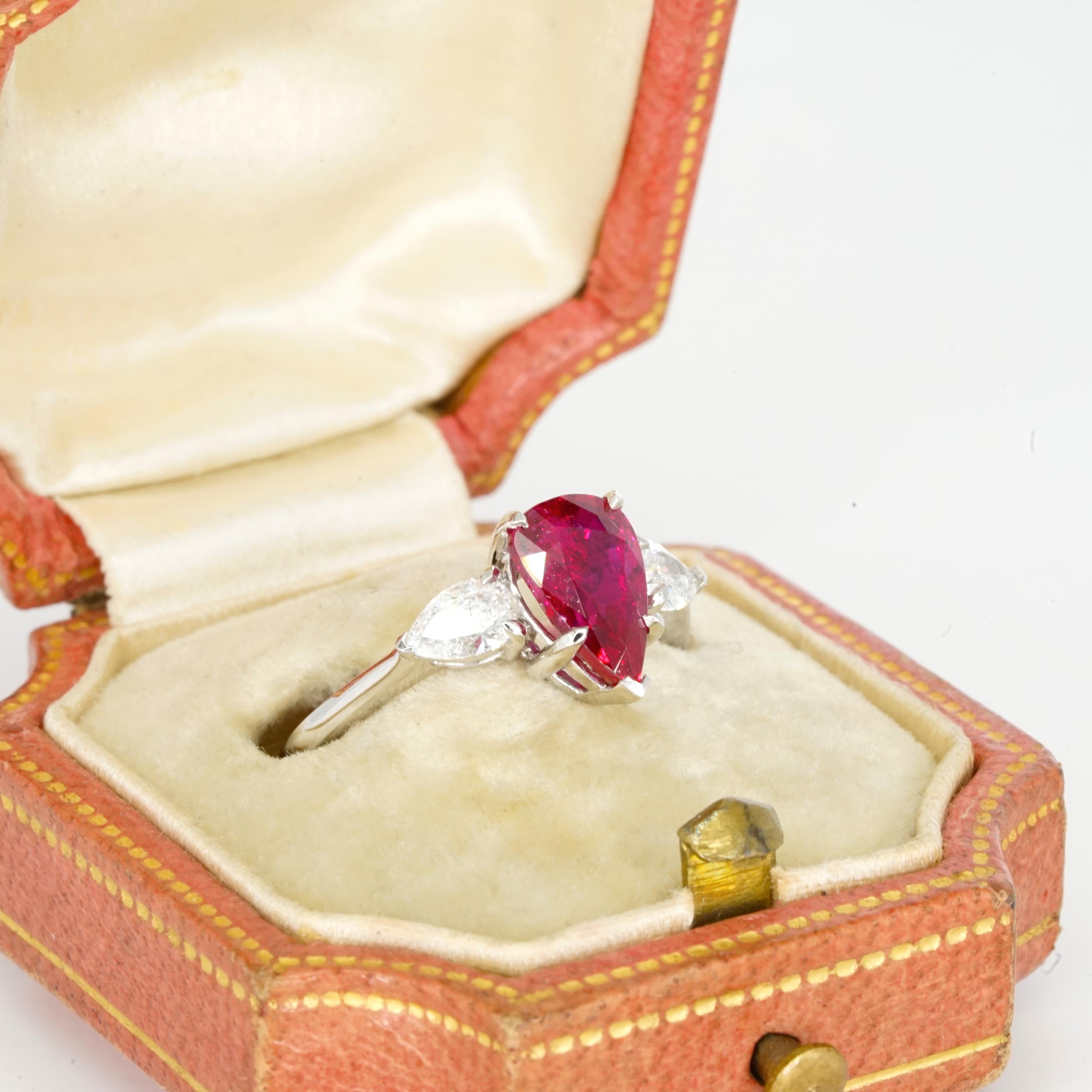 GRS Schweiz Birnenschliff Rubin Drei Stein Diamant Ring im Angebot 3