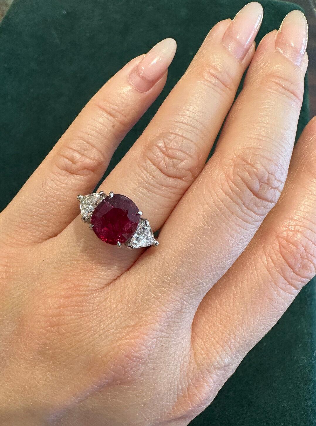 GRS, rubis taille coussin non chauffé de 4,04 carats en platine avec diamants en vente 3