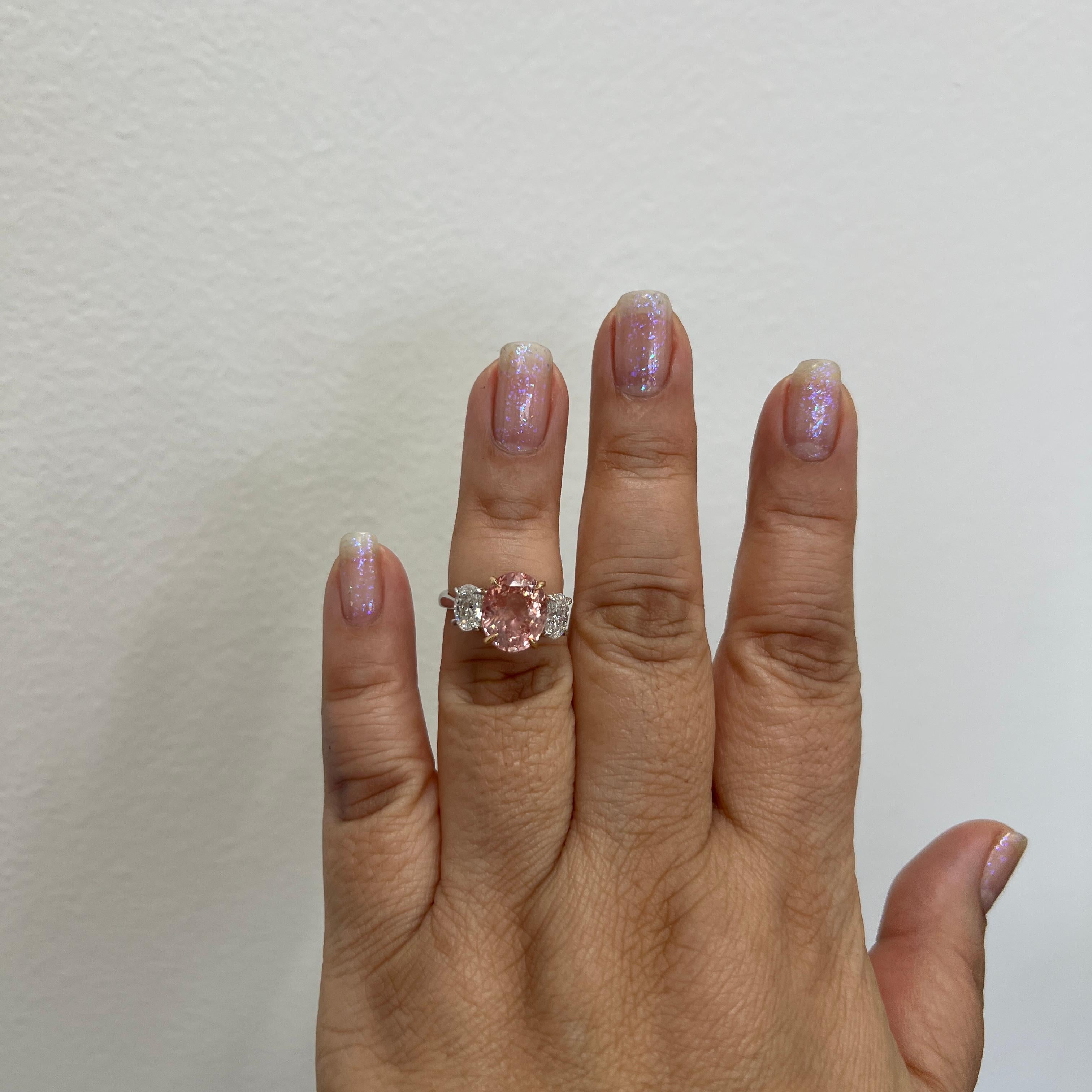 GRS Ring aus Platin und 18 Karat Gelbgold mit unerhitztem Padparadscha und Diamanten (Ovalschliff)