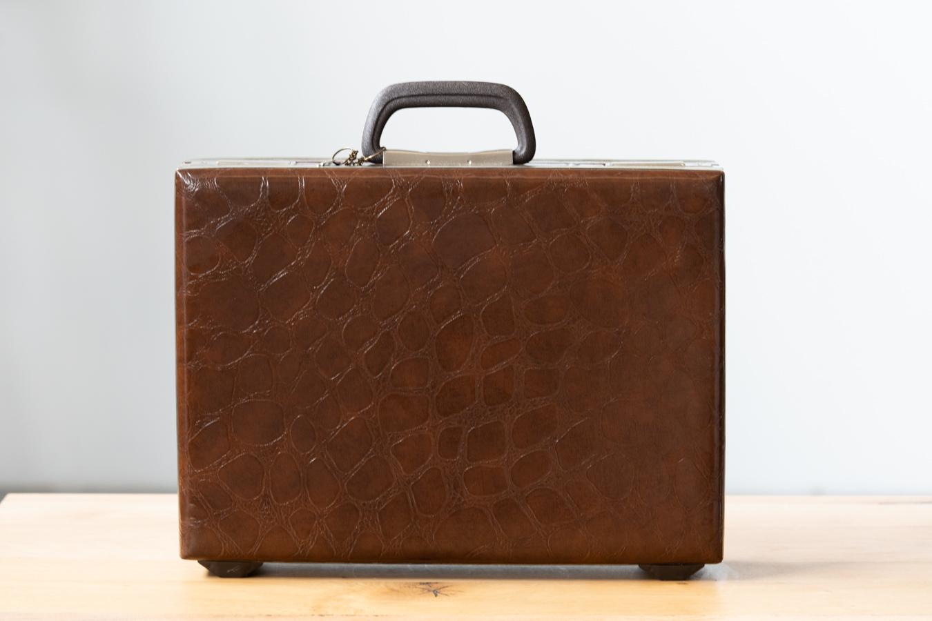 Gruber Diplomat, Stereo-Plattenspieler-Koffer, Modell President, 1972	
In den frühen 1970er Jahren war es ein extrem teurer Artikel. Im Inneren hat es 	ein Aufnahmegerät und Lautsprecher. 24-Stunden-Aktentasche MIT SCHLÜSSEL, Kunstleder