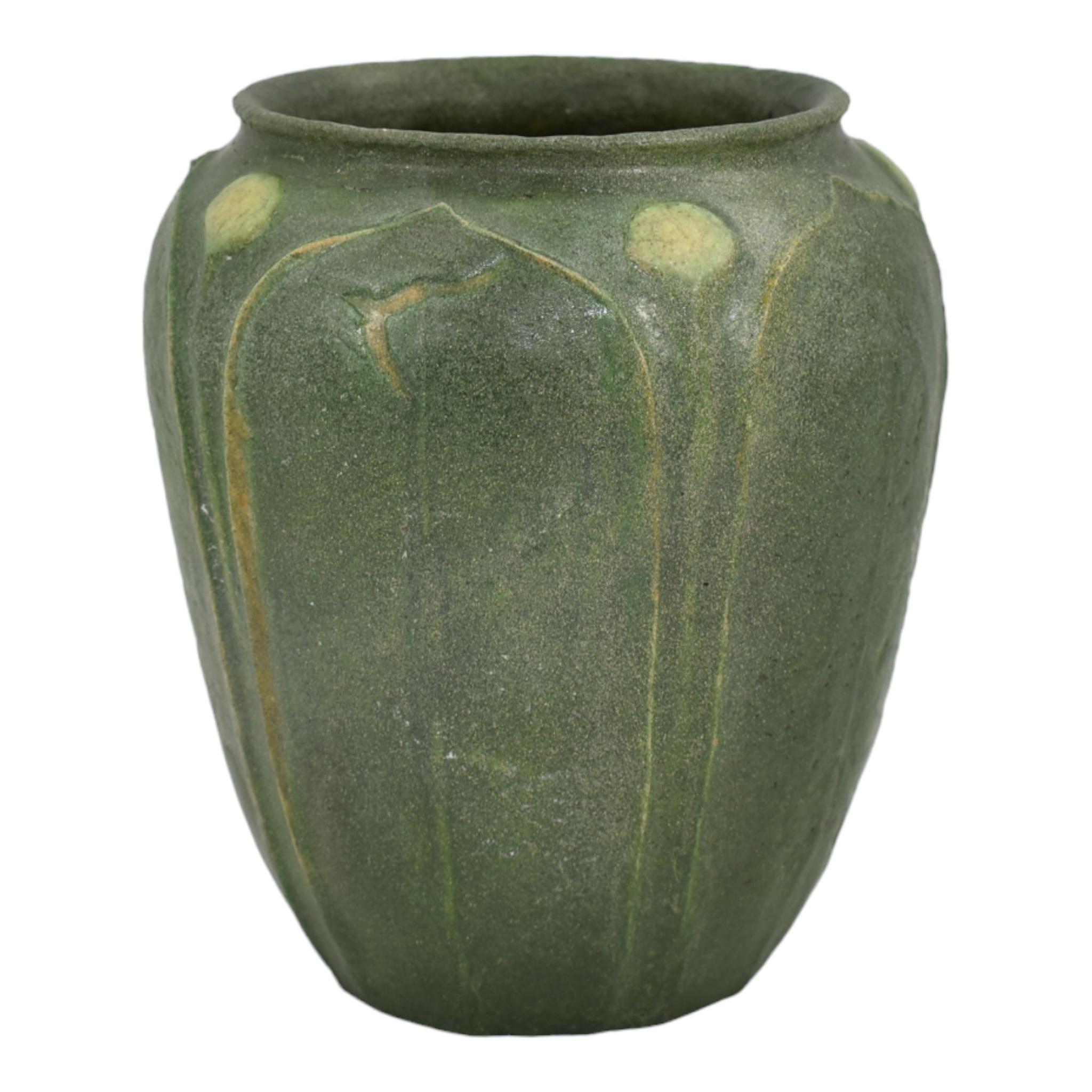 Vase Arts and Crafts de Grueby 1918, vert mat, jaune et bourgeons bicolores Bon état - En vente à East Peoria, IL