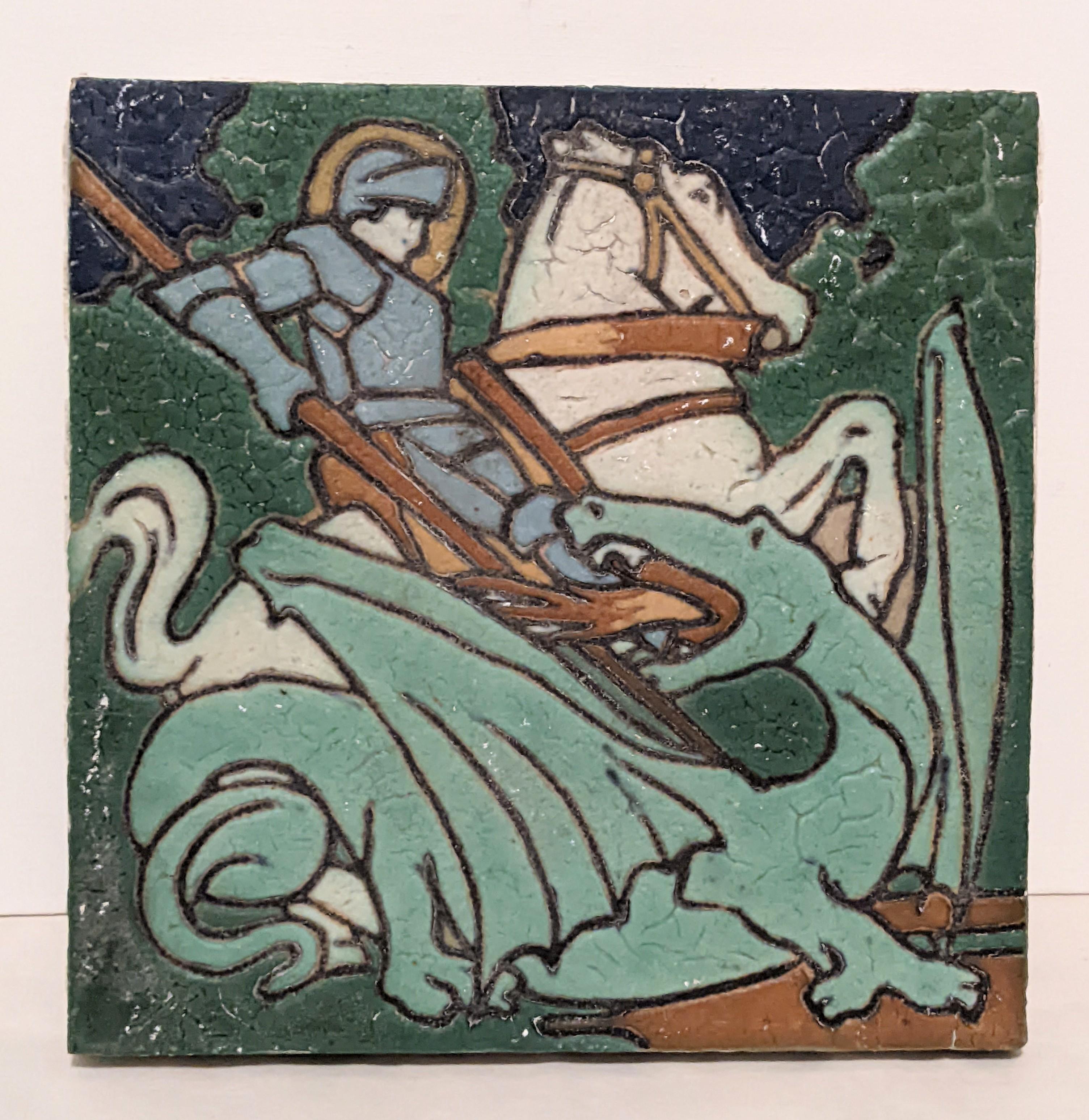 Carreau de Saint-Georges et du Dragon en faïence de Grueby, vers 1905. Faïence émaillée aux couleurs vives, vers 1905. Bel exemple d'époque.