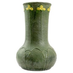 Mattgrüne Tulpenvase aus Keramik von Grueby Pottery, um 1905