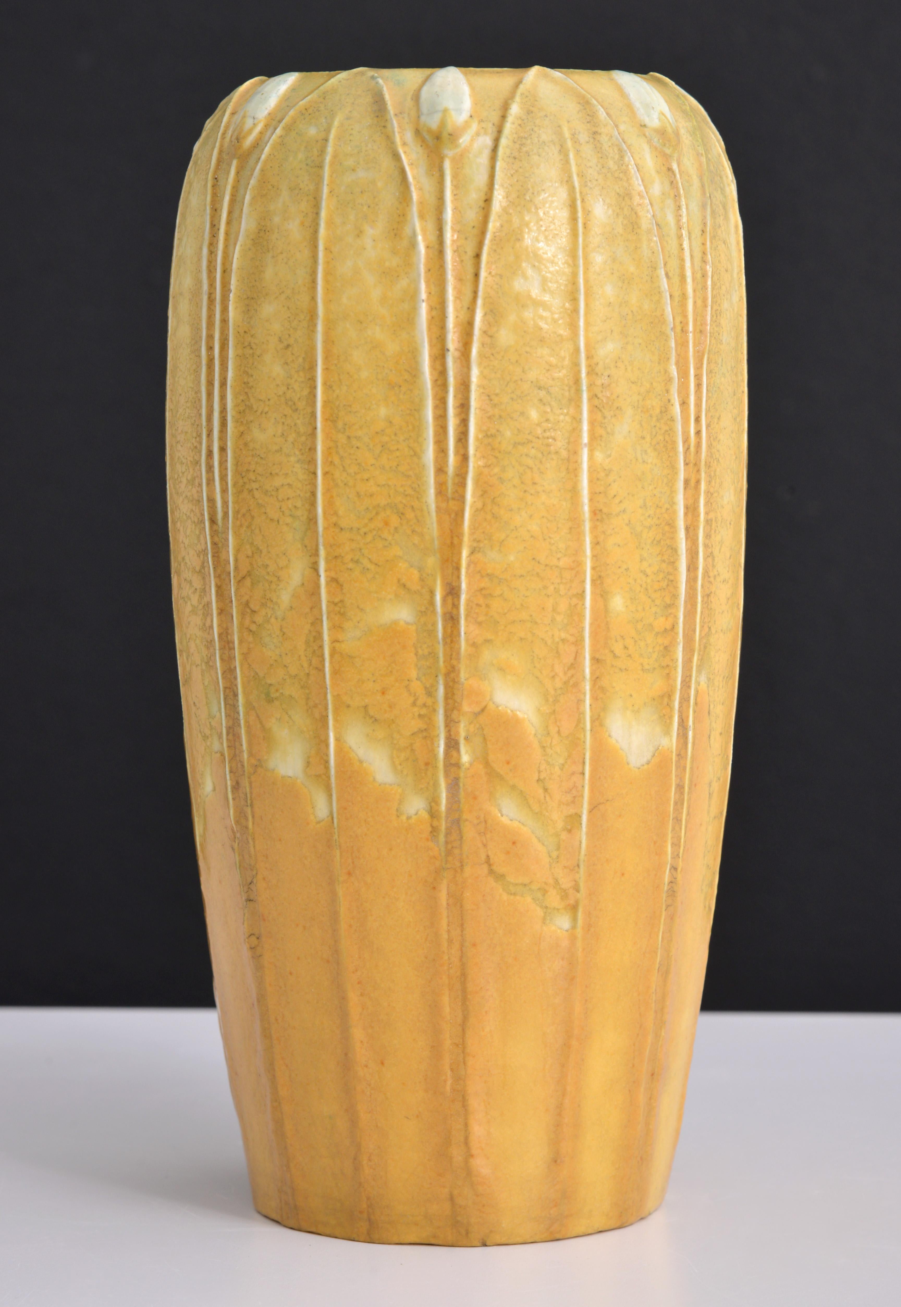 XX secolo Vaso bicolore di Grueby Pottery in vendita