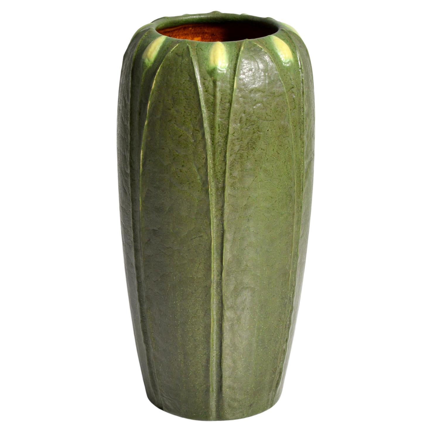 Grueby Pottery Zweifarbige Vase im Angebot