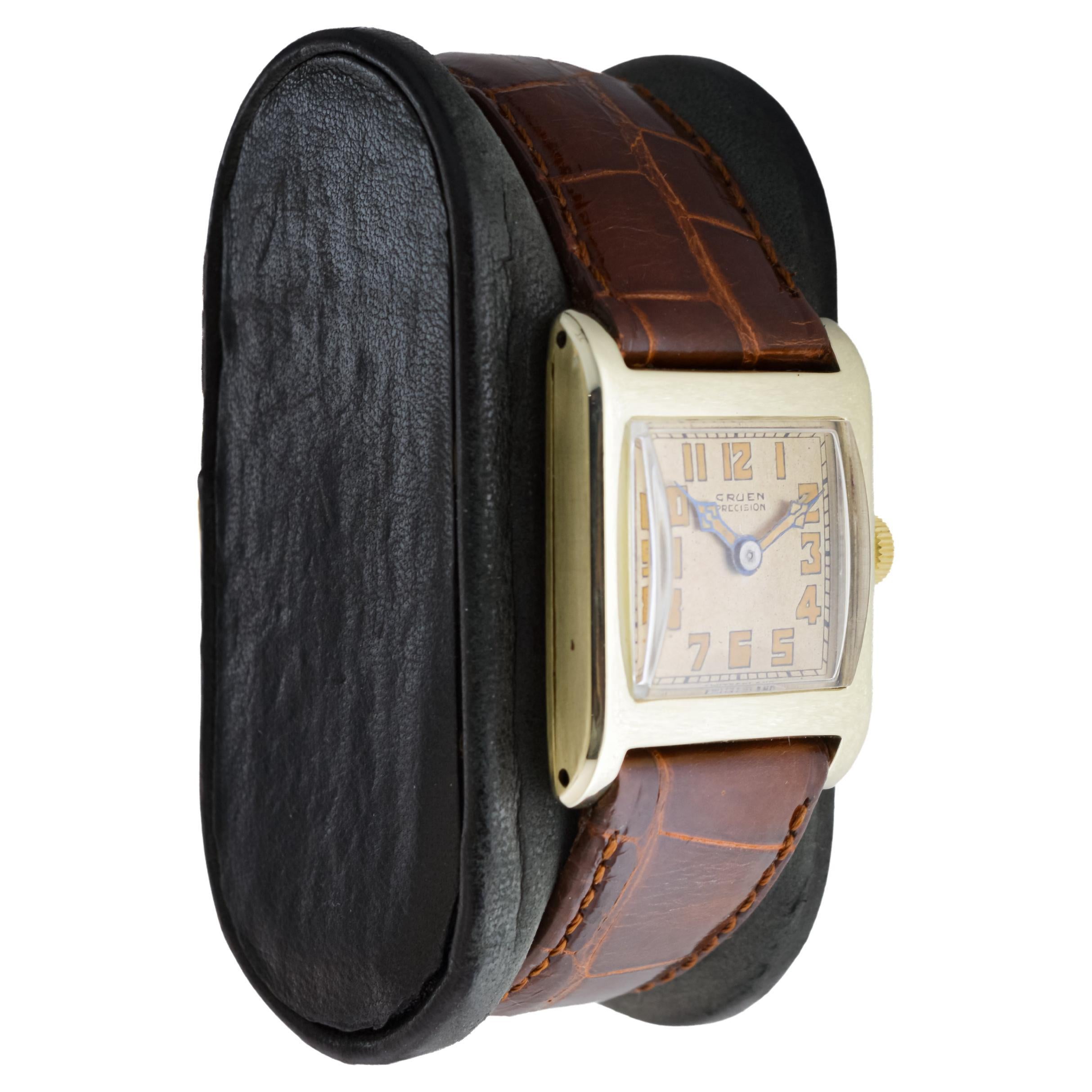 FACTORY / HOUSE: Gruen Watch Company
STYLE / REFERENCE: Art Deco / Reference 99-55
METAL / MATERIAL: 14K Yellow Gold
CIRCA / YEAR: 1926
DIMENSIONS / SIZE: Length 32mm X Width 24mm
MOVEMENT / CALIBER: Manual Winding / 17 Jewels / Caliber 98 
DIAL /