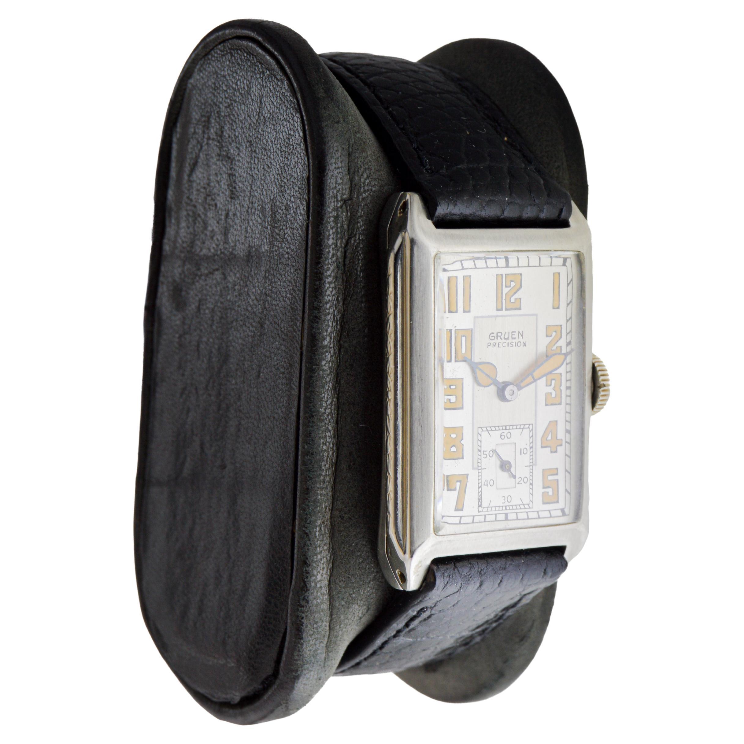 FABBRICA / CASA: Gruen Watch Company
STILE / RIFERIMENTO: Art Deco / Riferimento 123/8
METALLO / MATERIALE: Oro bianco massiccio 14Kt
CIRCA / ANNO: 1931
DIMENSIONI: Lunghezza 37 mm 