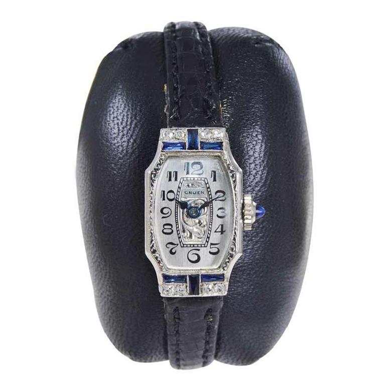 FABRIK / HAUS: Gruen Watch Company
STIL / REFERENZ: Art Deco / Referenznummer 61
METALL / MATERIAL: 14Kt. Massives Weißgold
CA. / JAHR: 1927
ABMESSUNGEN / GRÖSSE: Länge 25mm x Durchmesser 15mm
UHRWERK / KALIBER: Handaufzug / 15 Jewels /