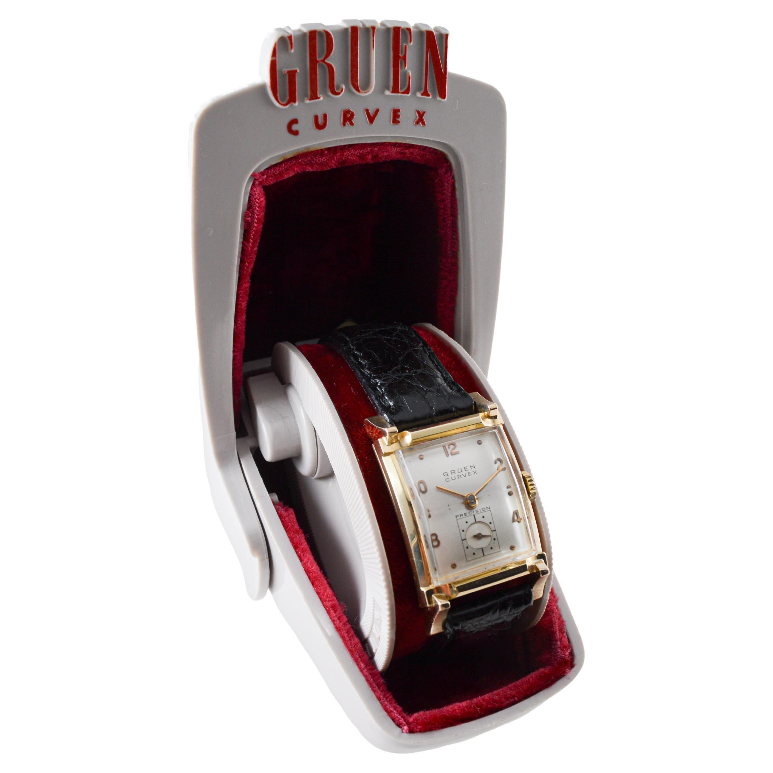 FABBRICA / CASA: Gruen Watch Company
STILE / RIFERIMENTO: Art Deco / Curvex 
METALLO / MATERIAL: Oro massiccio 14Kt / Referenza 568
CIRCA / ANNO: 1947-48
DIMENSIONI: Lunghezza 38mm X Larghezza 22mm
MOVIMENTO / CALIBRO: Carica manuale / 17 Jewell /