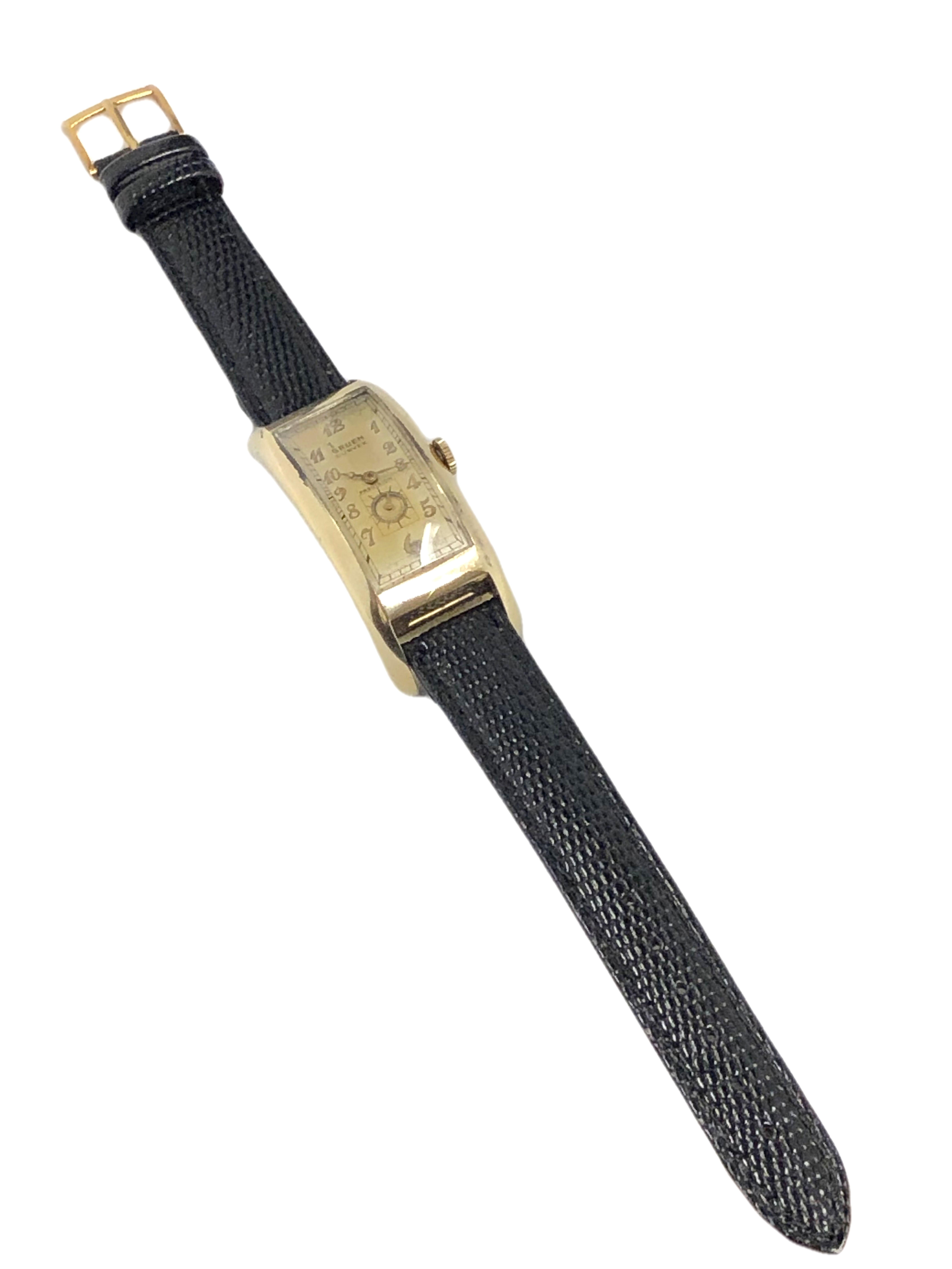 Art déco Gruen Curvex Majesty Montre-bracelet mécanique remplie d'or jaune en vente