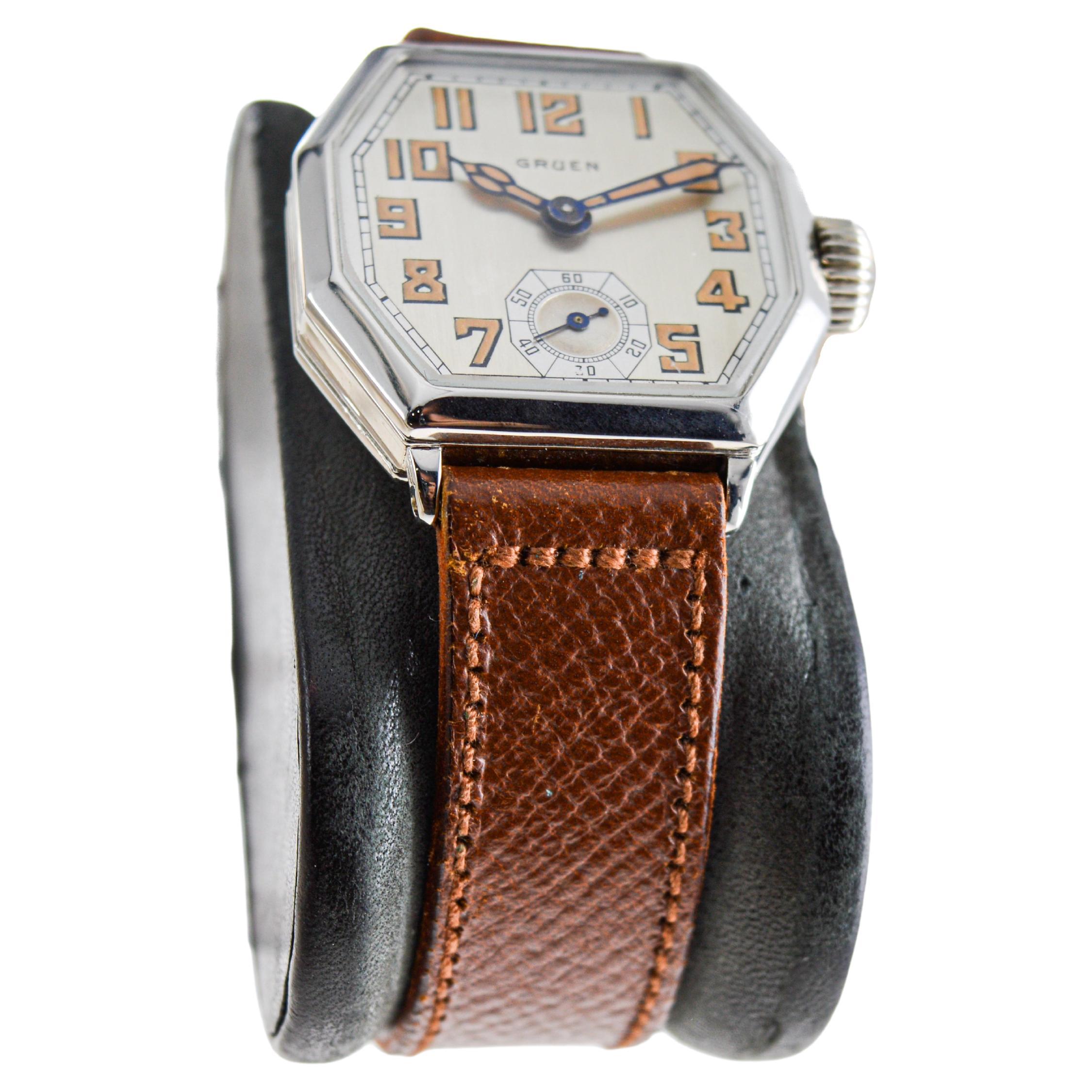FABRIK / HAUS: Gruen Watch Company
STIL / REFERENZ: Art Deco / Achteck 
METALL / MATERIAL: 14Kt Weißgold gefüllt
CIRCA / JAHR: 1928
ABMESSUNGEN / GRÖSSE: Länge 37mm X Durchmesser 30mm
UHRWERK / KALIBER: Handaufzug / 15 Jewels / Kaliber
