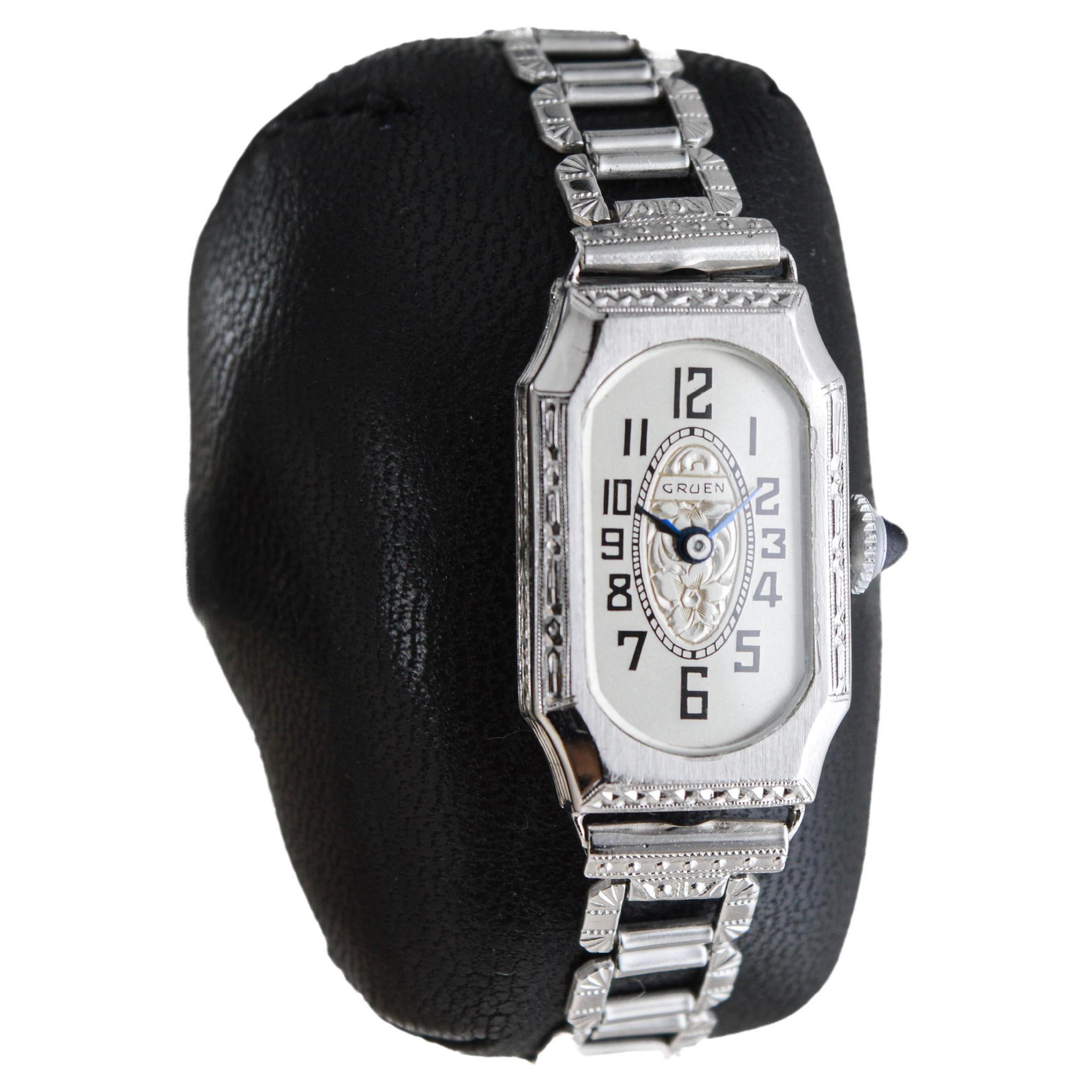 FABRIK / HAUS: Gruen Watch Company
STIL / REFERENZ: Art Deco 
METALL / MATERIAL: Goldgefüllt
CIRCA / JAHR: 1930er Jahre
ABMESSUNGEN / GRÖSSE: Länge 32mm X Breite 17mm
UHRWERK / KALIBER: Handaufzug / 17 Jewels / Kaliber Gruen 835 / Rolex 200
