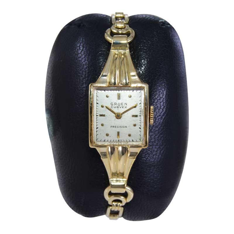 FACTORY / HOUSE: Gruen Watch Company
STYLE / REFERENCE: Curvex / Art Deco
METAL / MATERIAL: 14kt Yellow Gold Filled
CIRCA / YEAR: 1940's
DIMENSIONS / SIZE: 40mm X 15mm
MOVEMENT / CALIBER: Manual Winding / 17 Jewels
DIAL / HANDS: Original Silvered