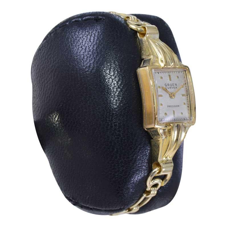 Gruen Gold Filled Rare Art Deco Ladies Curvex Watch with Original Bracelet In Excellent Condition In Long Beach, CA