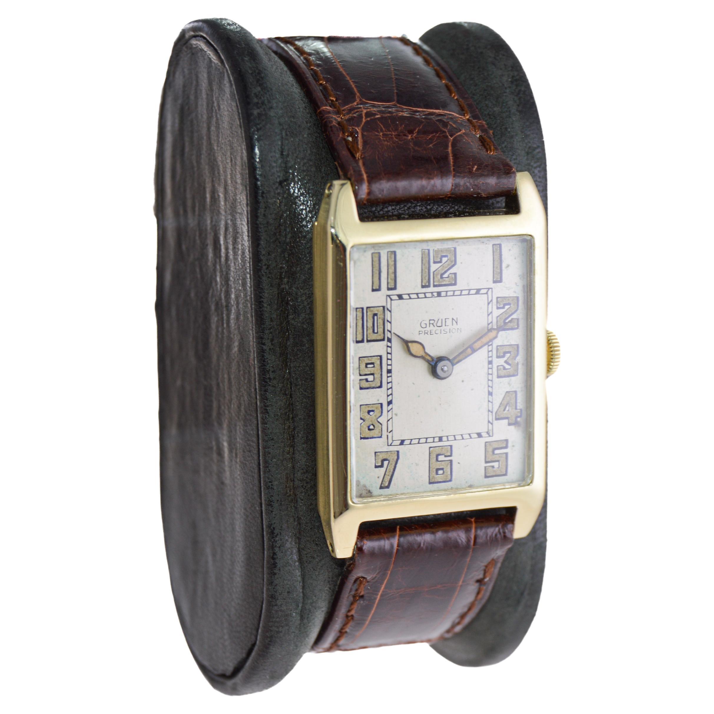 FABRIK / HAUS: Gruen Watch Company
STIL / REFERENZ: Art Deco / Panzer-Stil
METALL / MATERIAL: 14Kt. Massiv Gold 
CIRCA / JAHR: 1930
ABMESSUNGEN / GRÖSSE: Länge 37mm X Breite 23mm
UHRWERK / KALIBER: Handaufzug / 17 Jewels / Kaliber 98
ZIFFERBLATT /
