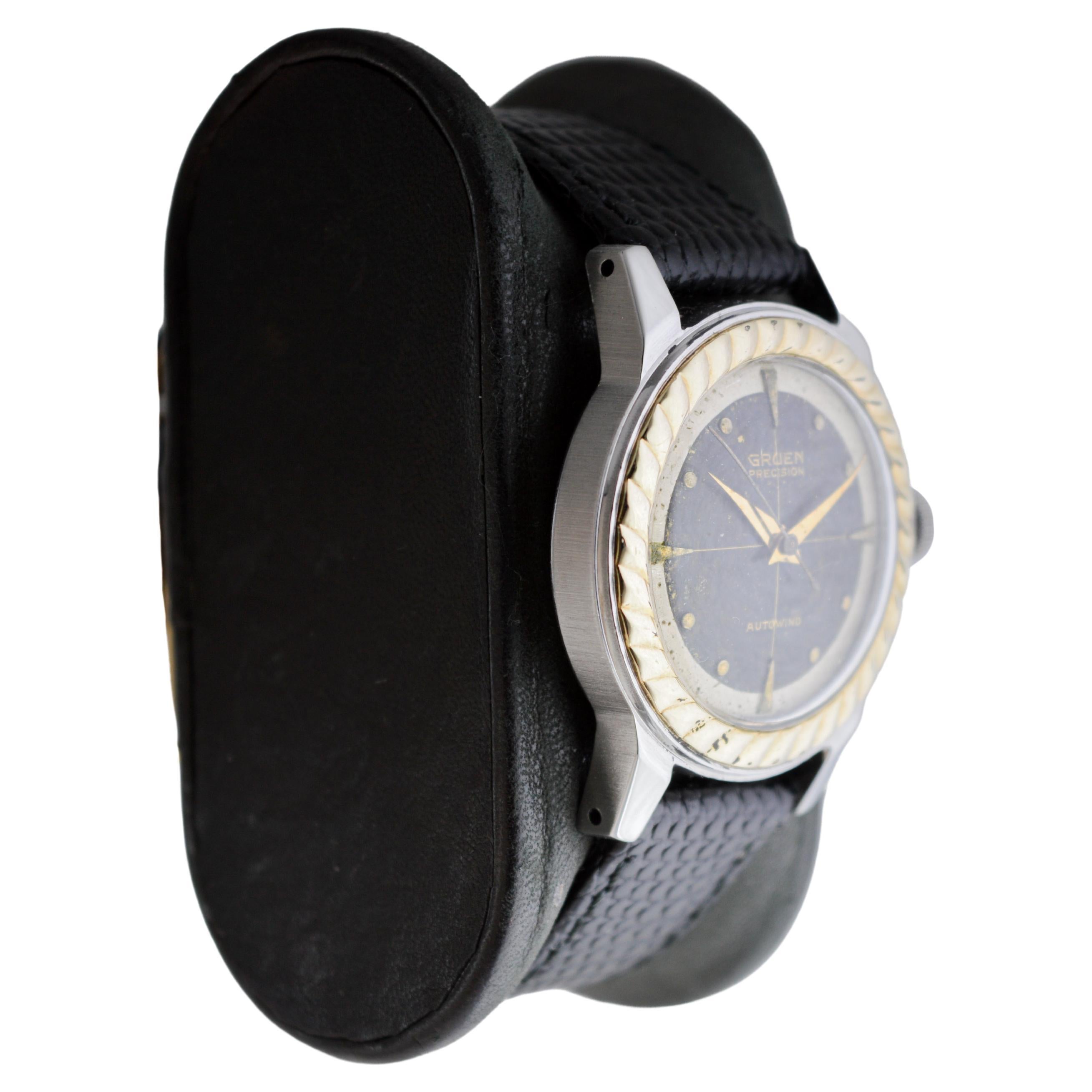 FABRIK / HAUS: Gruen Watch Company
STIL / REFERENZ: Art Deco / Referenz 460SS-733
METALL / MATERIAL: Zweifarbiger Edelstahl und Gelbgold
CIRCA / JAHR: 1950er Jahre
ABMESSUNGEN / GRÖSSE: Länge 32mm X Durchmesser 39mm
UHRWERK / KALIBER: