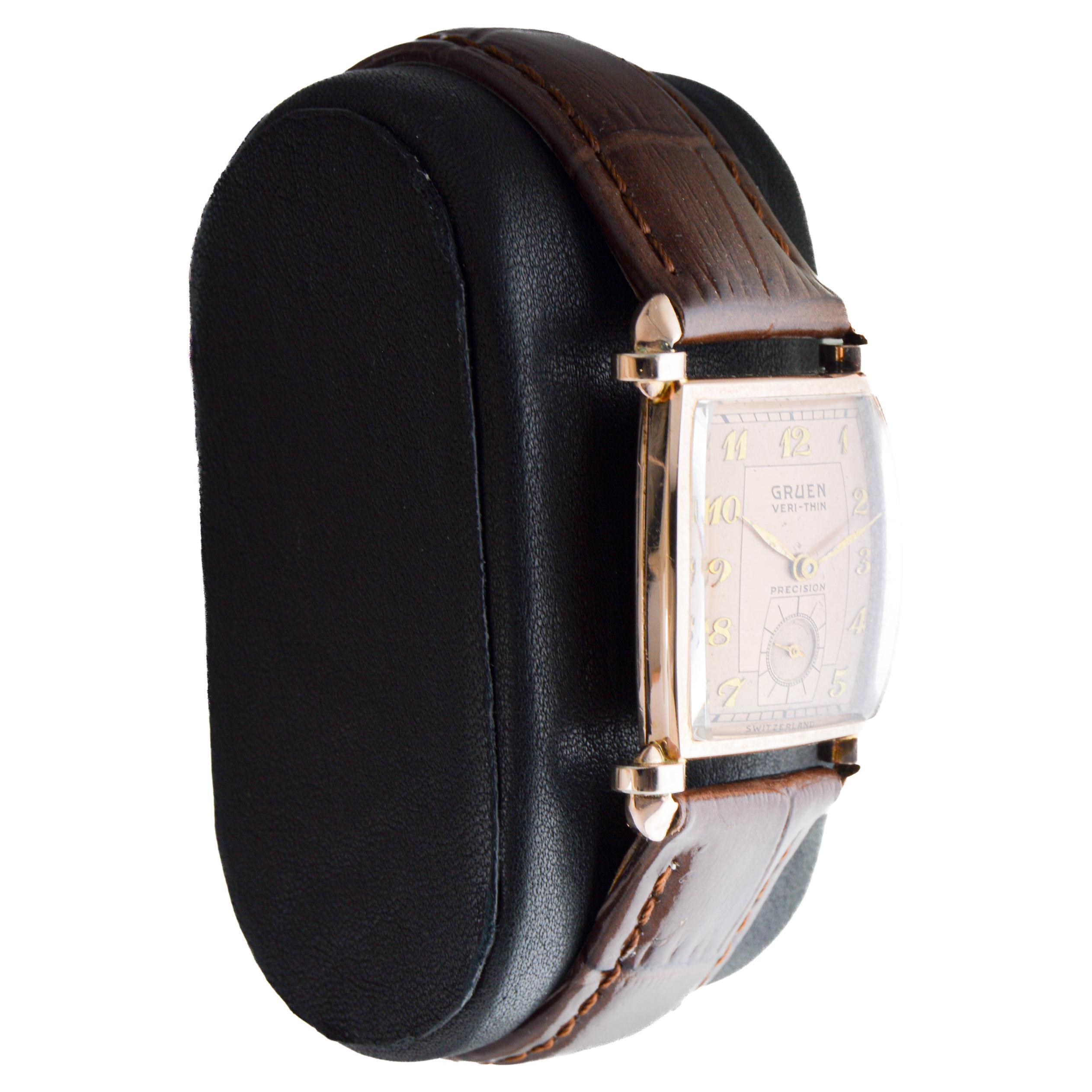 FABBRICA / CASA: Gruen Watch Company
STILE / RIFERIMENTO: Art Deco / Riferimento 457
METALLO / MATERIALE: Riempito d'oro rosa
CIRCA / ANNO: 1940
DIMENSIONI: Lunghezza 37 mm 