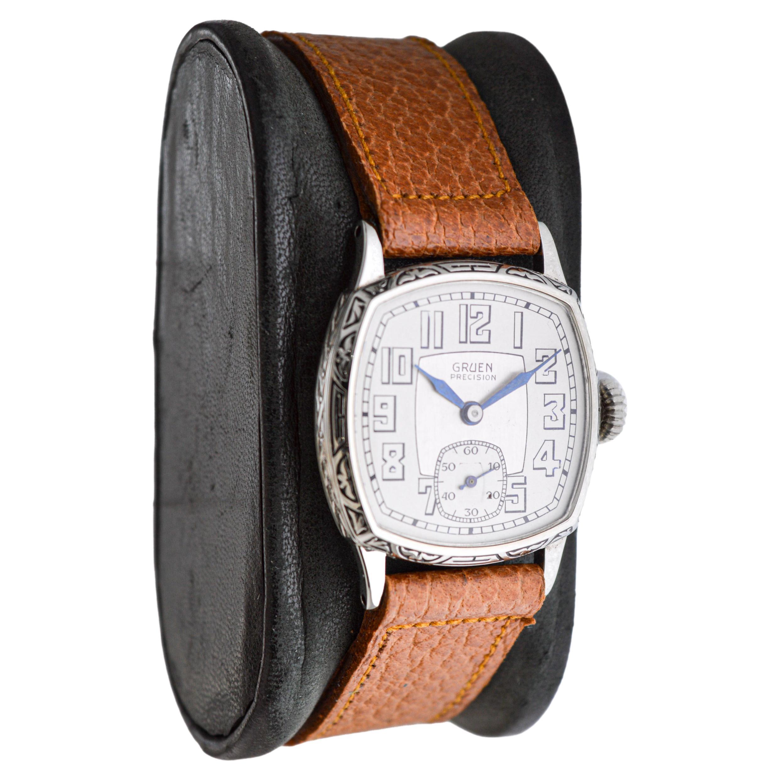 FABRIK / HAUS: Gruen Watch Company
STIL / REFERENZ: Art Deco / Kissen Form
METALL / MATERIAL: Weißgold-gefüllt
CIRCA / JAHR: 1931
ABMESSUNGEN / GRÖSSE: Länge 25mm X Breite 27mm
UHRWERK / KALIBER: Handaufzug / 15 Jewels / Kaliber 115
ZIFFERBLATT /