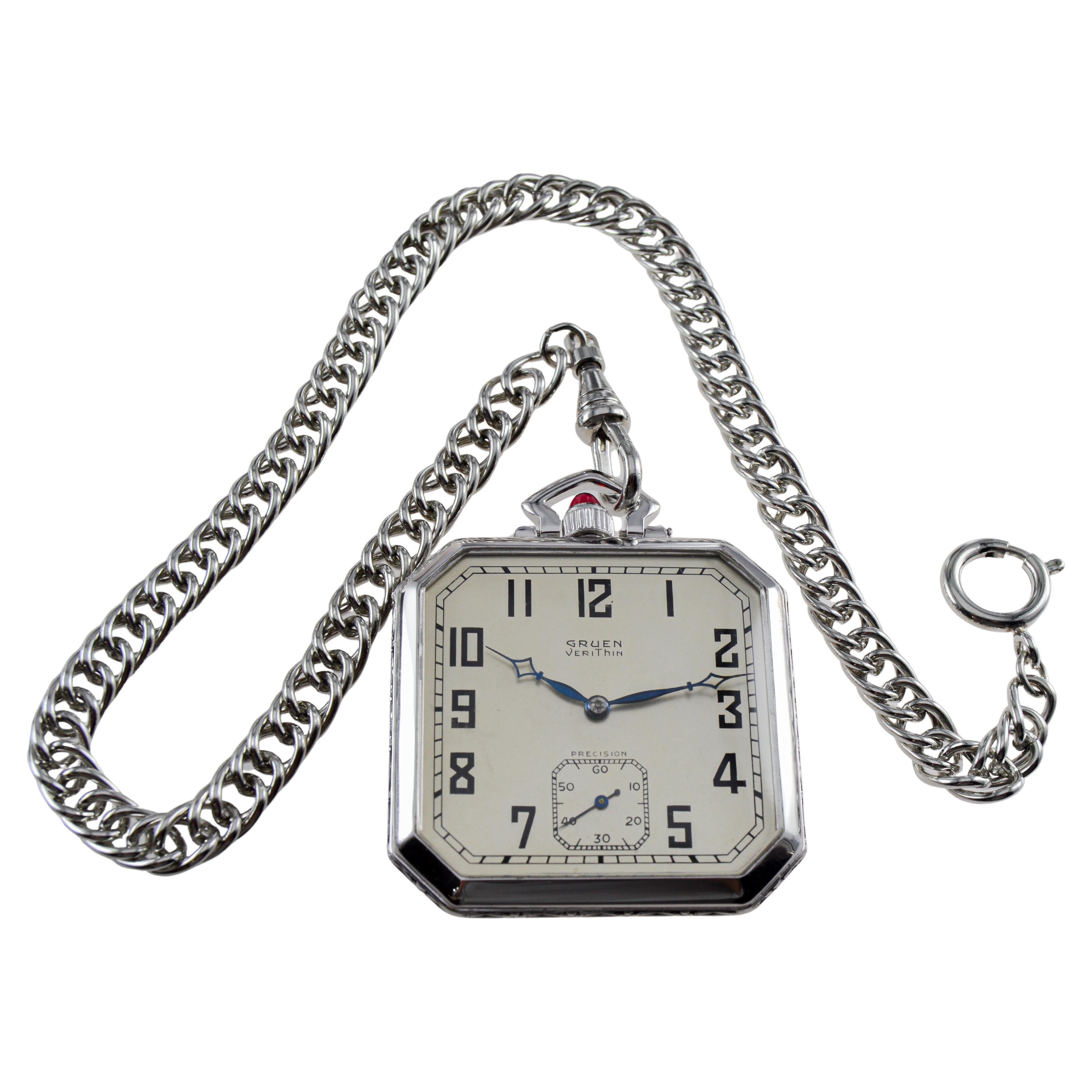 FABRIK / HAUS: Gruen Watch Company
STIL / REFERENZ: Art Deco Achteck Taschenuhr
METALL / MATERIAL: Weißgold gefüllt
CIRCA / JAHR: 1920er Jahre
ABMESSUNGEN / GRÖSSE: Länge 42mm / Breite 42mm
UHRWERK / KALIBER: Handaufzug / 17 Jewels / Kaliber Open