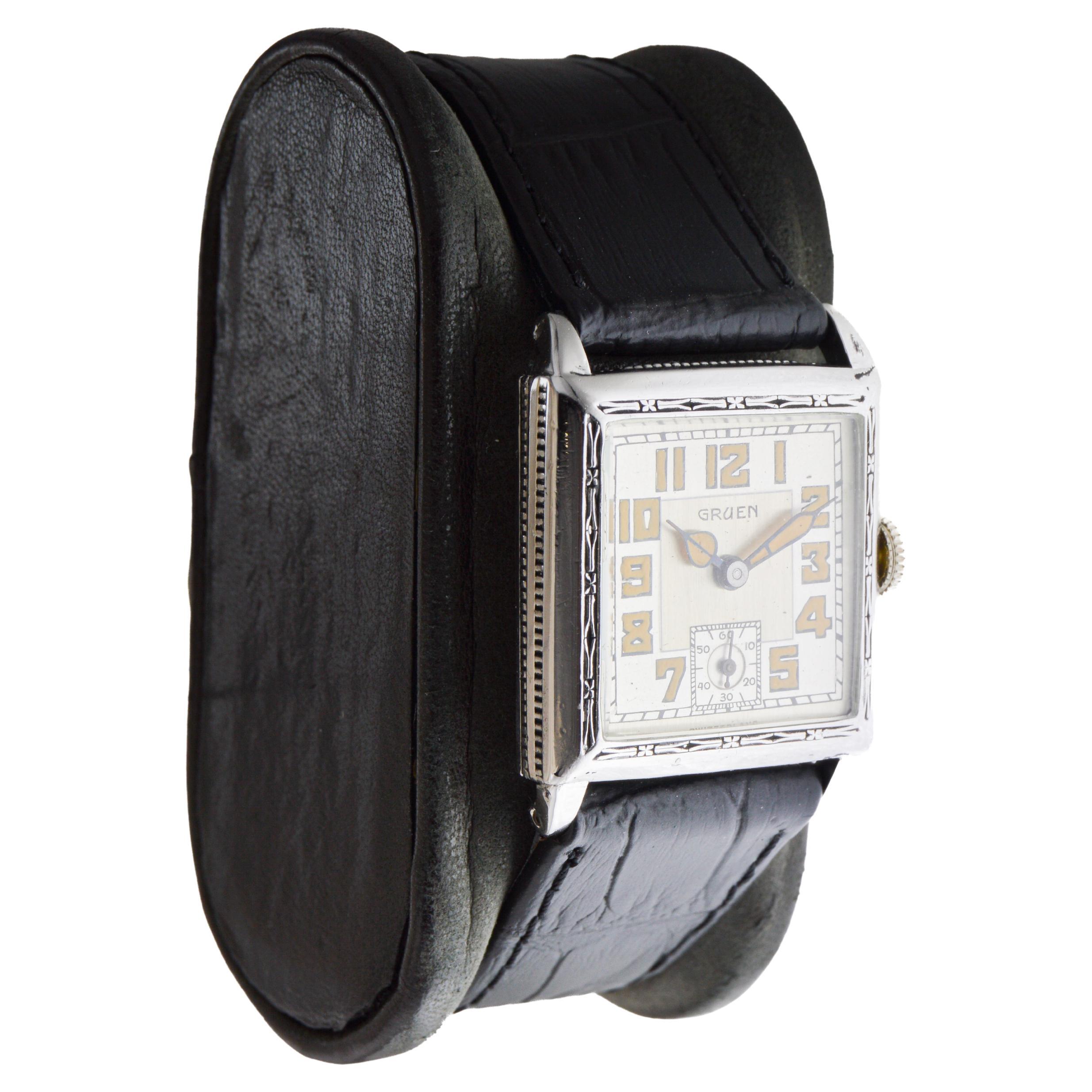FABBRICA / CASA: Gruen Watch Company
STILE / RIFERIMENTO: Art Deco / Stile Tank
METALLO / MATERIALE: Oro bianco riempito
CIRCA / ANNO: 1925
DIMENSIONI: Lunghezza 33 mm 