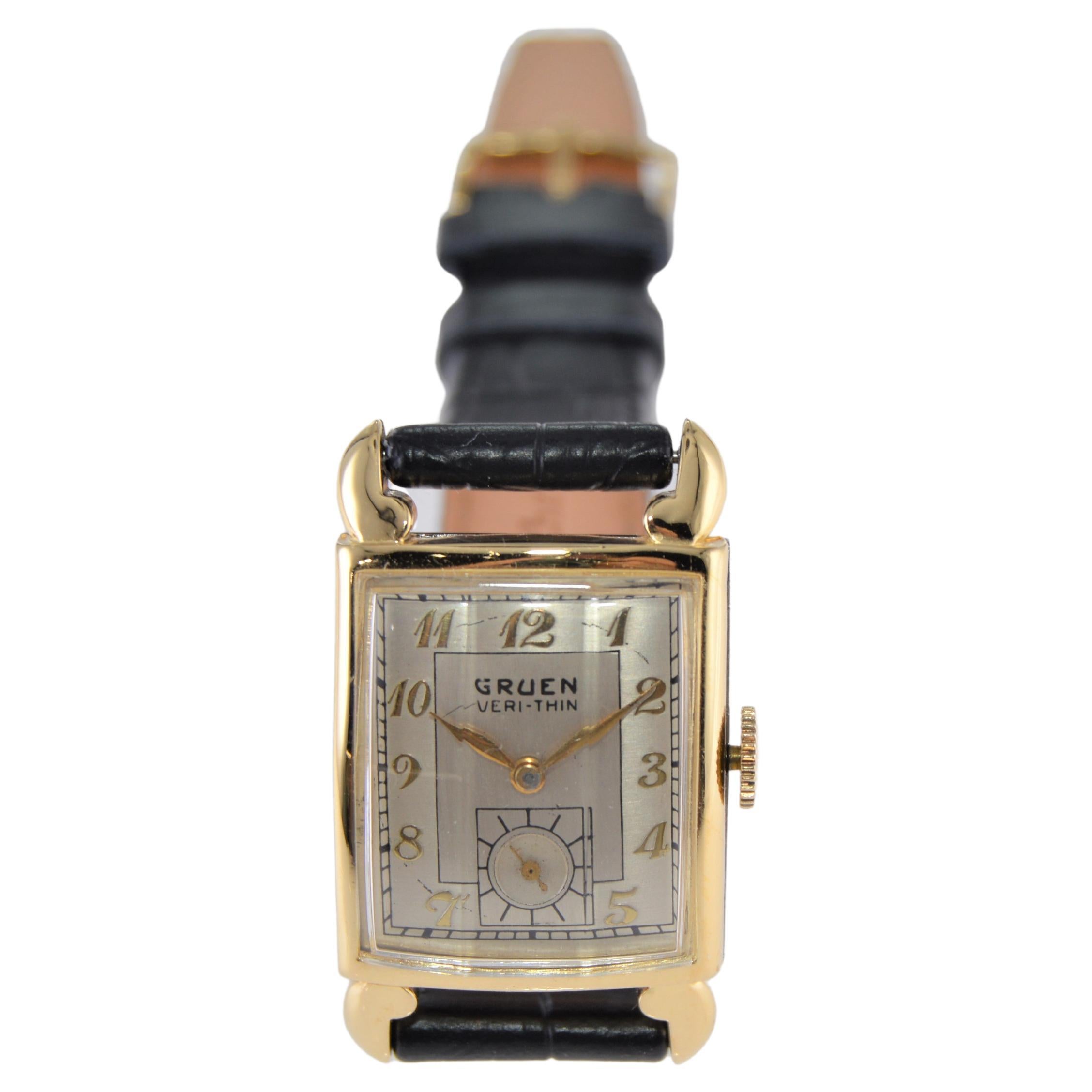 Gruen Yellow Gold Filled Art Deco Curvex Style Watch with Original Dial, 1940's In Excellent Condition For Sale In Long Beach, CA