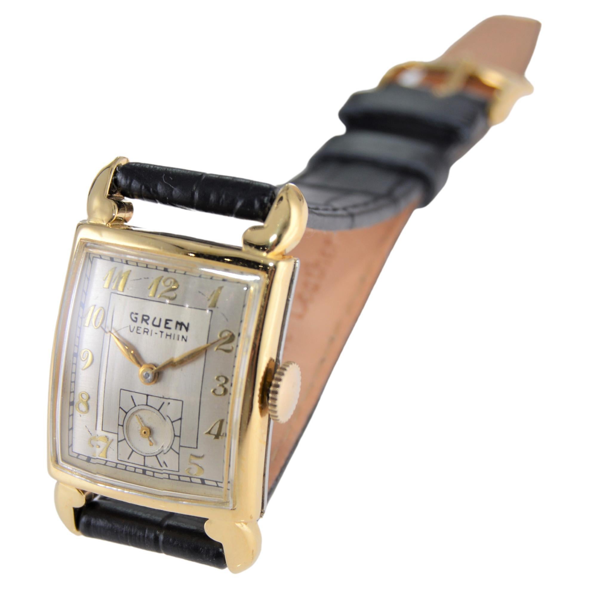 Women's or Men's Gruen Yellow Gold Filled Art Deco Curvex Style Watch with Original Dial, 1940's For Sale