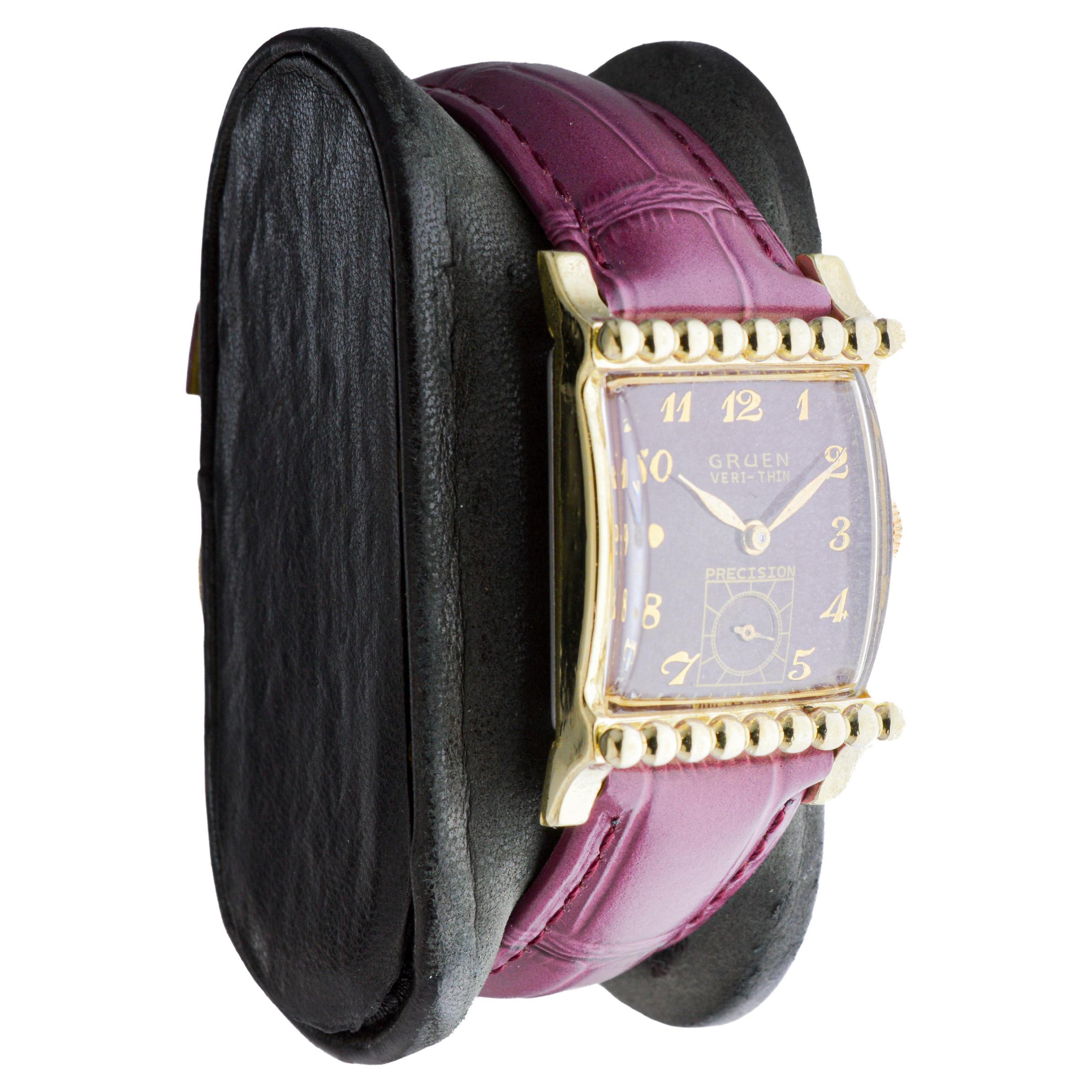 USINE / MAISON : Gruen Watch Company
STYLE / RÉFÉRENCE : Veri-Thin / Art déco
METAL / MATERIAL : Rempli d'or jaune 
CIRCA / ANNÉE : années 1940
DIMENSIONS / TAILLE : Longueur 36 mm, de l'extrémité de la patte à l'extrémité de la patte / Largeur 23