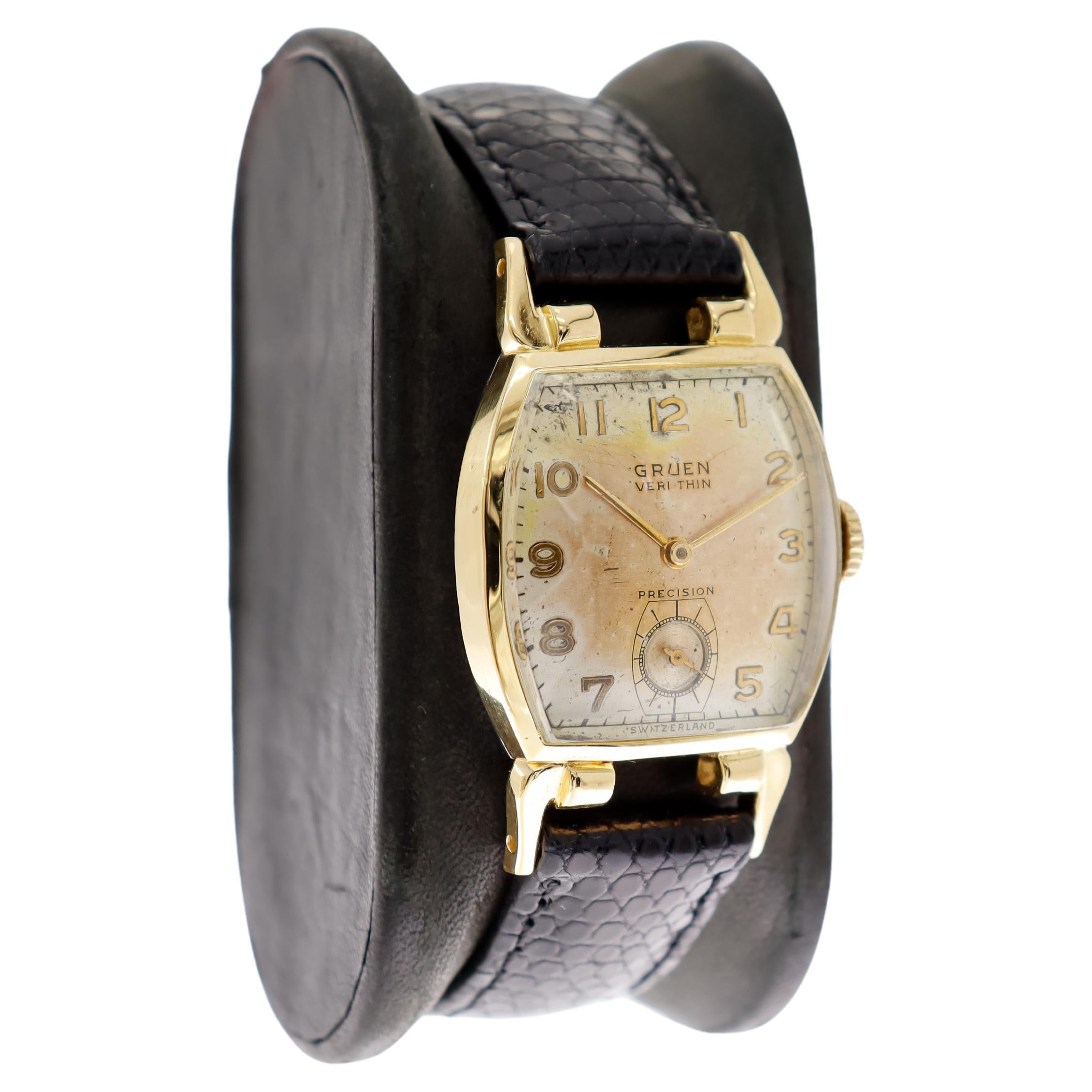 FACTORY / HOUSE: Gruen Watch Company
STYLE / REFERENCE: Art Deco / Reference 5541425
METAL / MATERIAL: Yellow Gold Filled
CIRCA / YEAR: 1947
DIMENSIONS / SIZE: Length 40mm X Diameter 25mm
MOVEMENT / CALIBER: Manual Winding / 17 Jewels / Caliber