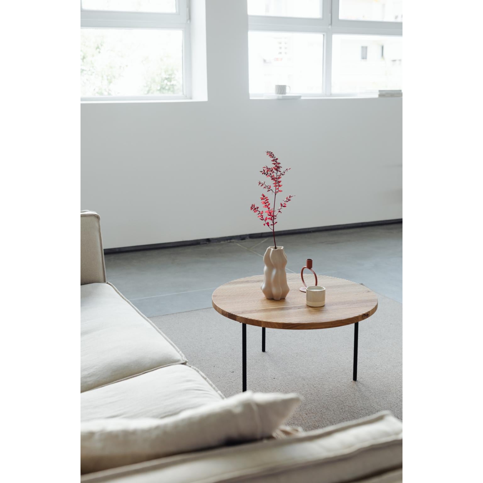 Table basse en chêne A&M par Un'common
Conçu par Małgorzata Korycka.
Dimensions : Ø 70 x H 35 cm : Ø 70 x H 35 cm.
Matériaux : Chêne.

Disponible en trois tailles différentes. Veuillez nous contacter.

La table basse GRUFF OAK a un plateau en chêne