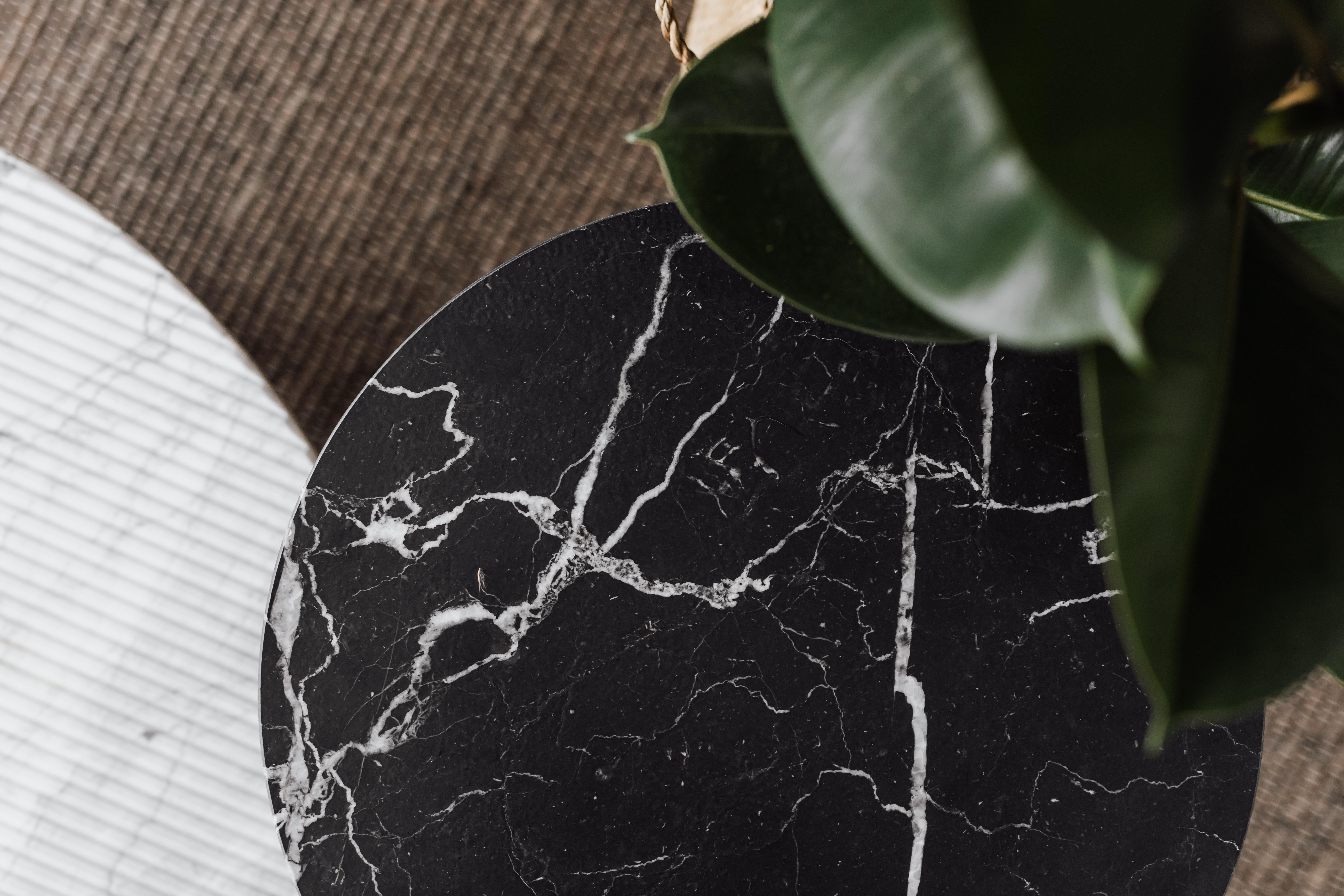 Postmoderne Table basse Nero Marquina S par Un'common en vente