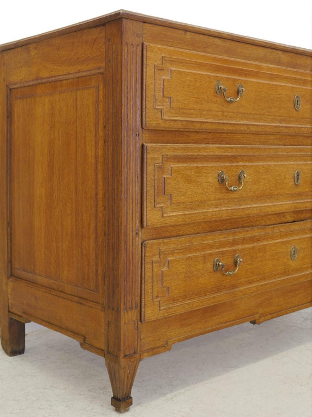 Beautiful Grunderzeit chest of drawers made of solid oak, circa 1880 from Germany.
The wide and beautiful dresser is equipped with three large drawers.
The surface of the drawers is decorated with wonderful grooves.
Especially the four-edged