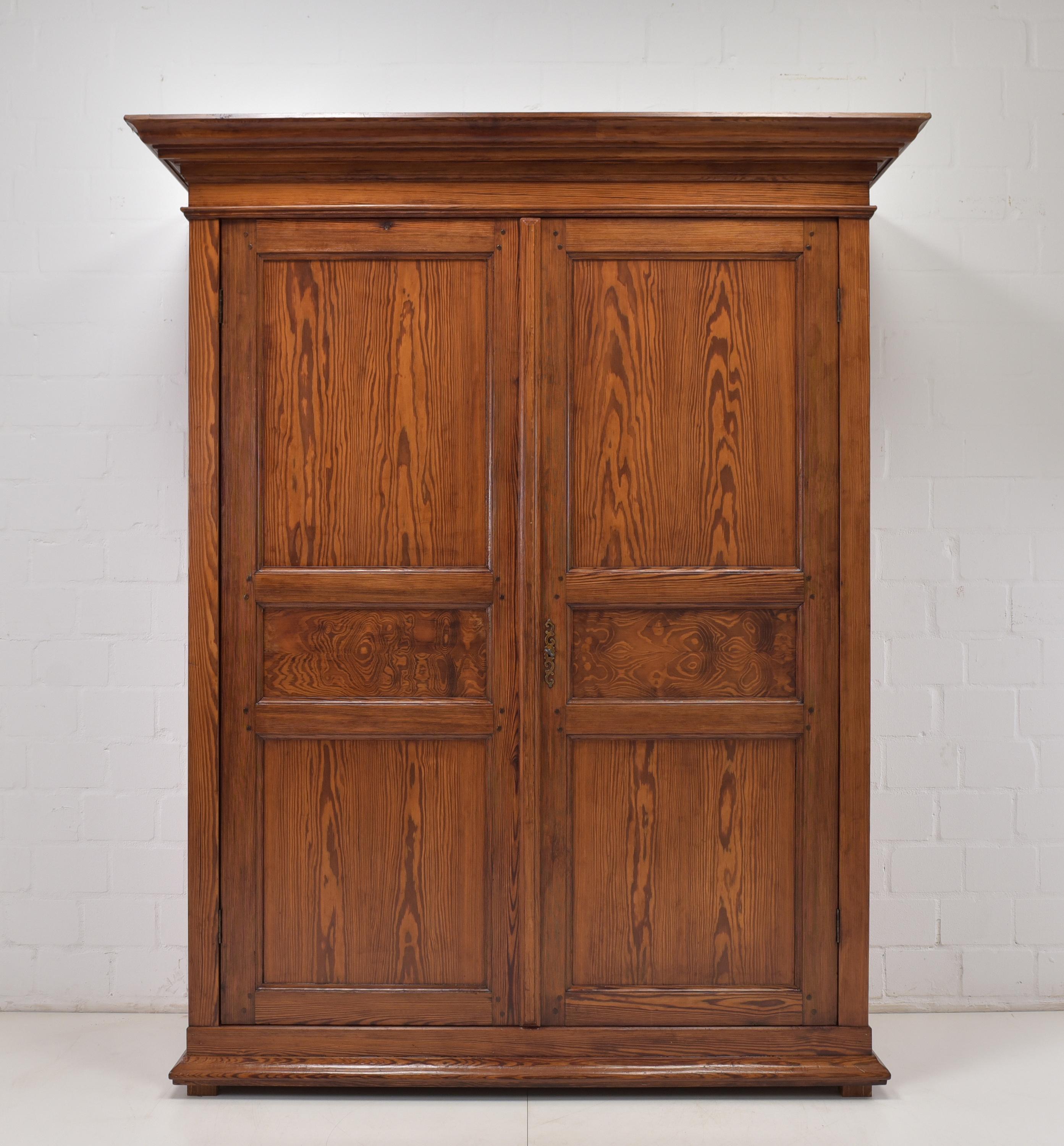 Hallway closet restored Gründerzeit around 1880 Pitchpine closet

Features:
Two-door model with clothes rail and side hooks in the middle and at the top
High quality
Drawers pronged
Visible wood joints
Very nice grain
Quite factual,