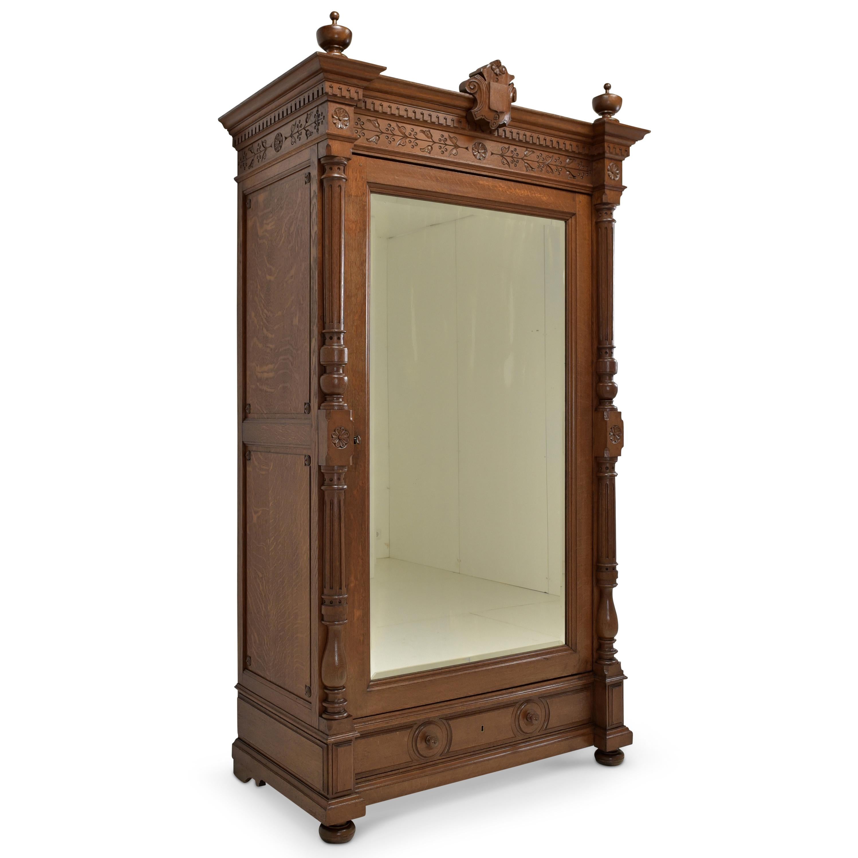 One-door hall closet restored Gründerzeit oak closet

Features:
Single-door model with mirror, clothes rail and drawer
Very high quality processing
Heavy quality
Cassette fillings
Superior full columns
Drawer pronged
Original faceted