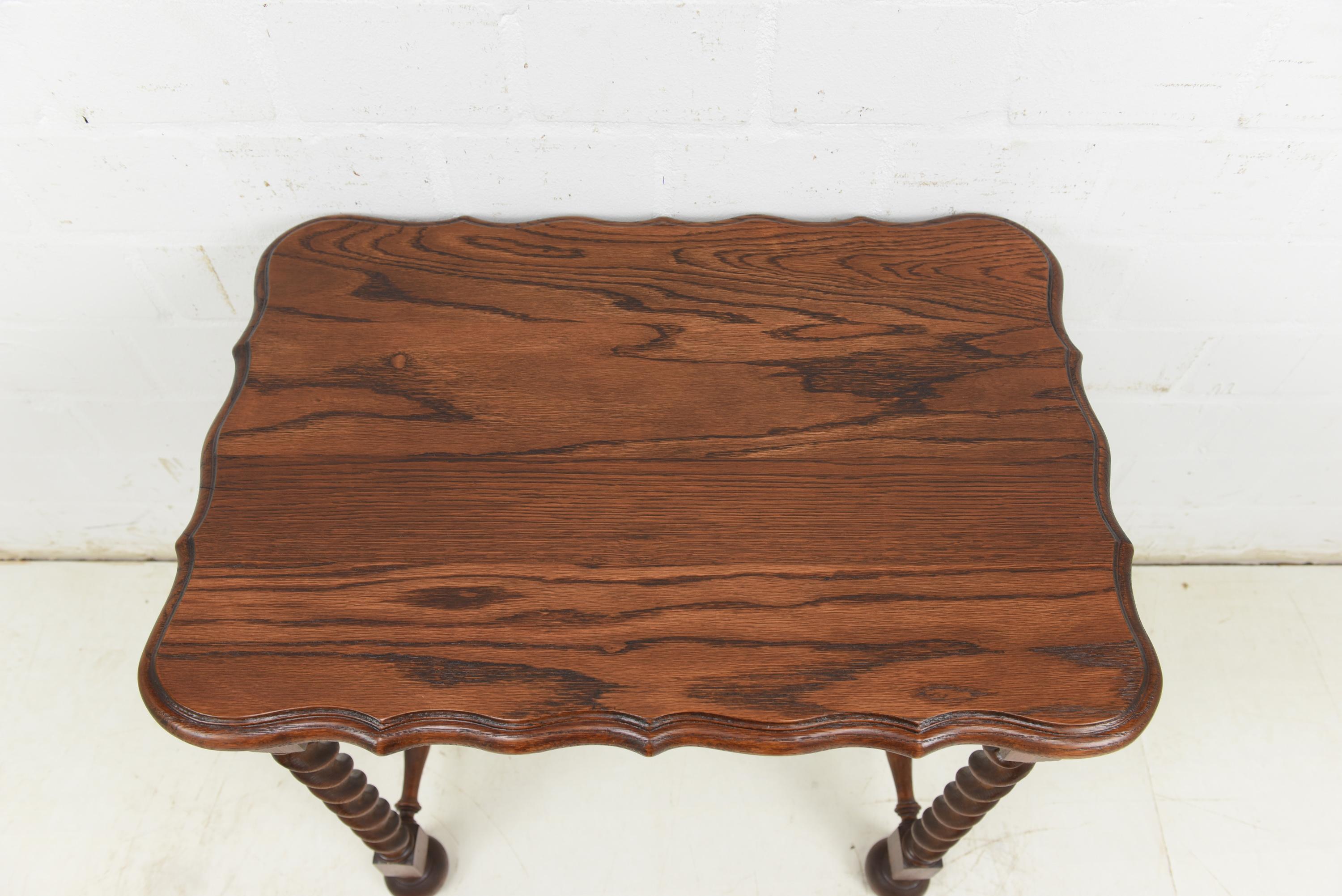 Gründerzeit Side Table / Coffee Table in Solid Oak, 1890 In Good Condition For Sale In Lüdinghausen, DE