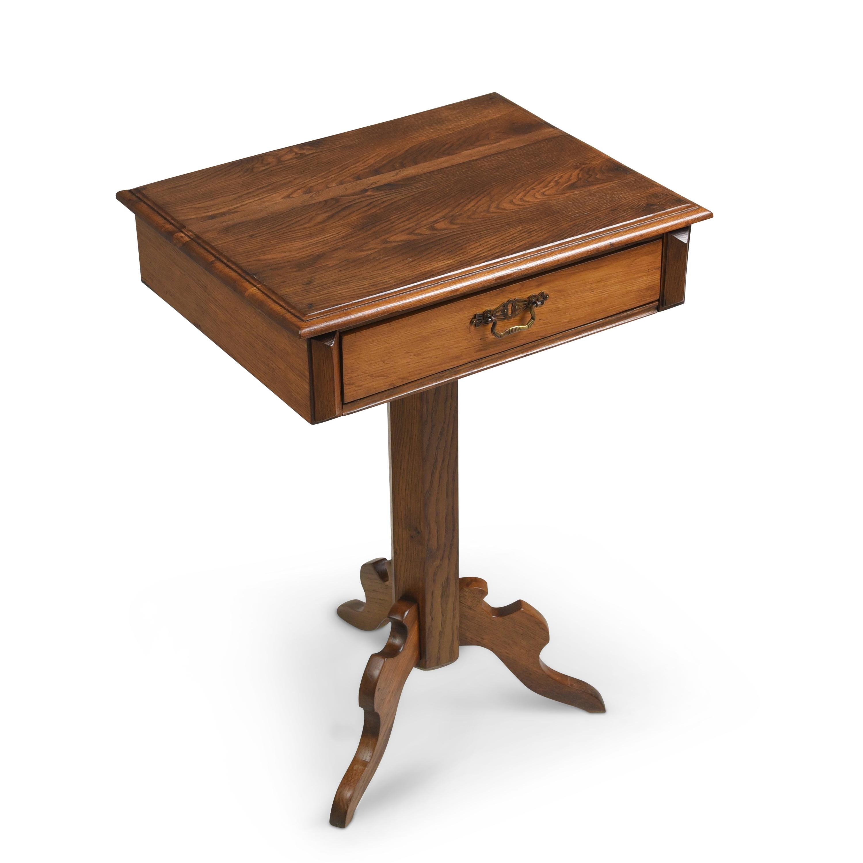 Side table with drawer restored Gründerzeit around 1900 oak pedestal

Features:
Chest of drawers on a hexagonal pedestal leg with 3 curved feet
Very nice patina
Drawer pronged
High quality brass fittings
Attractive model

Additional