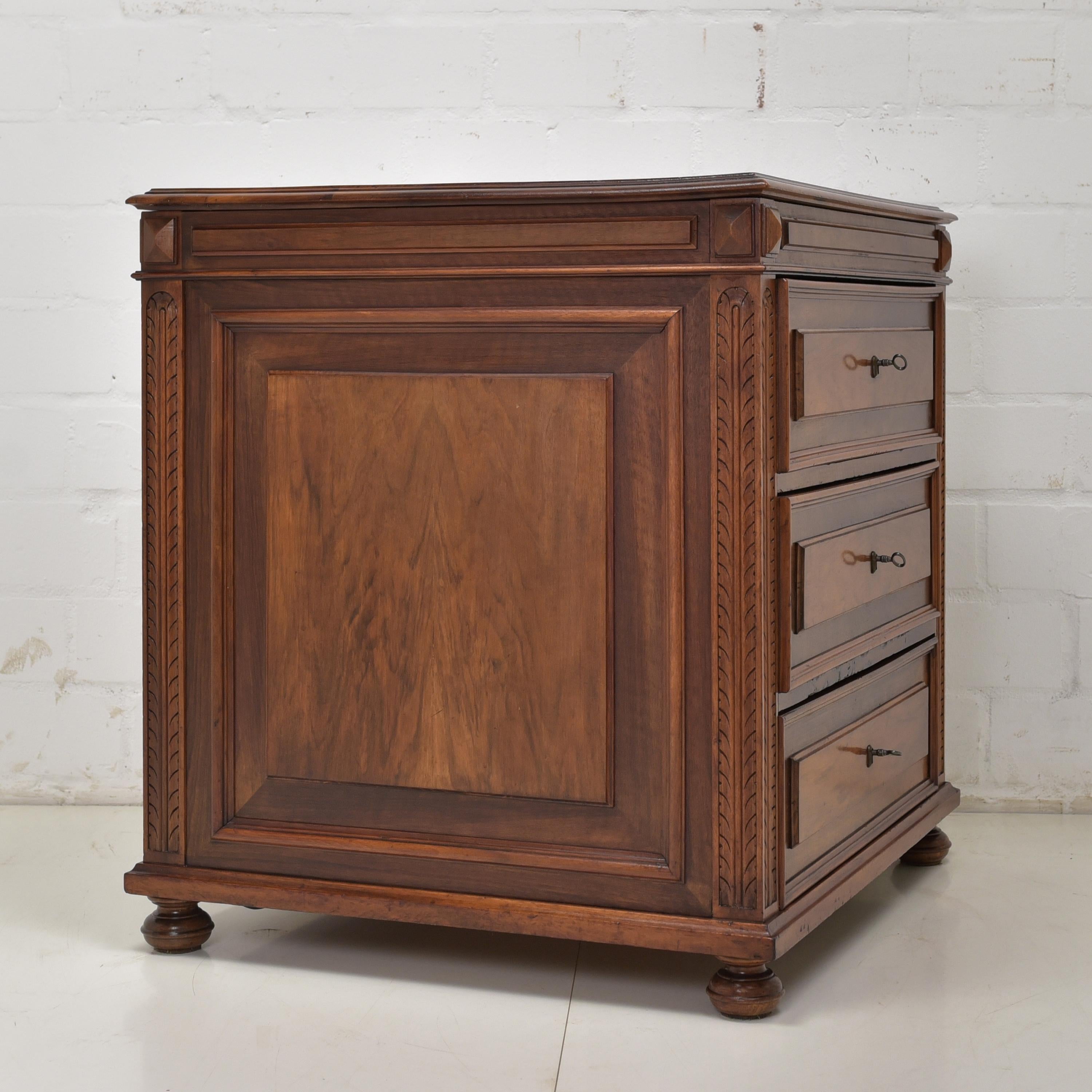 Gründerzeit Small Deep Chest of Drawers in Solid Walnut, 1900 For Sale 7