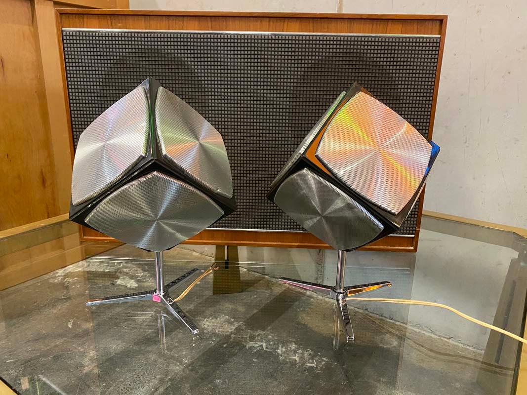 Great vintage speakers, set with Space Age cube boxes and veneered amplifier from the German company Grundig. Cube boxes partially bumped (see photo).