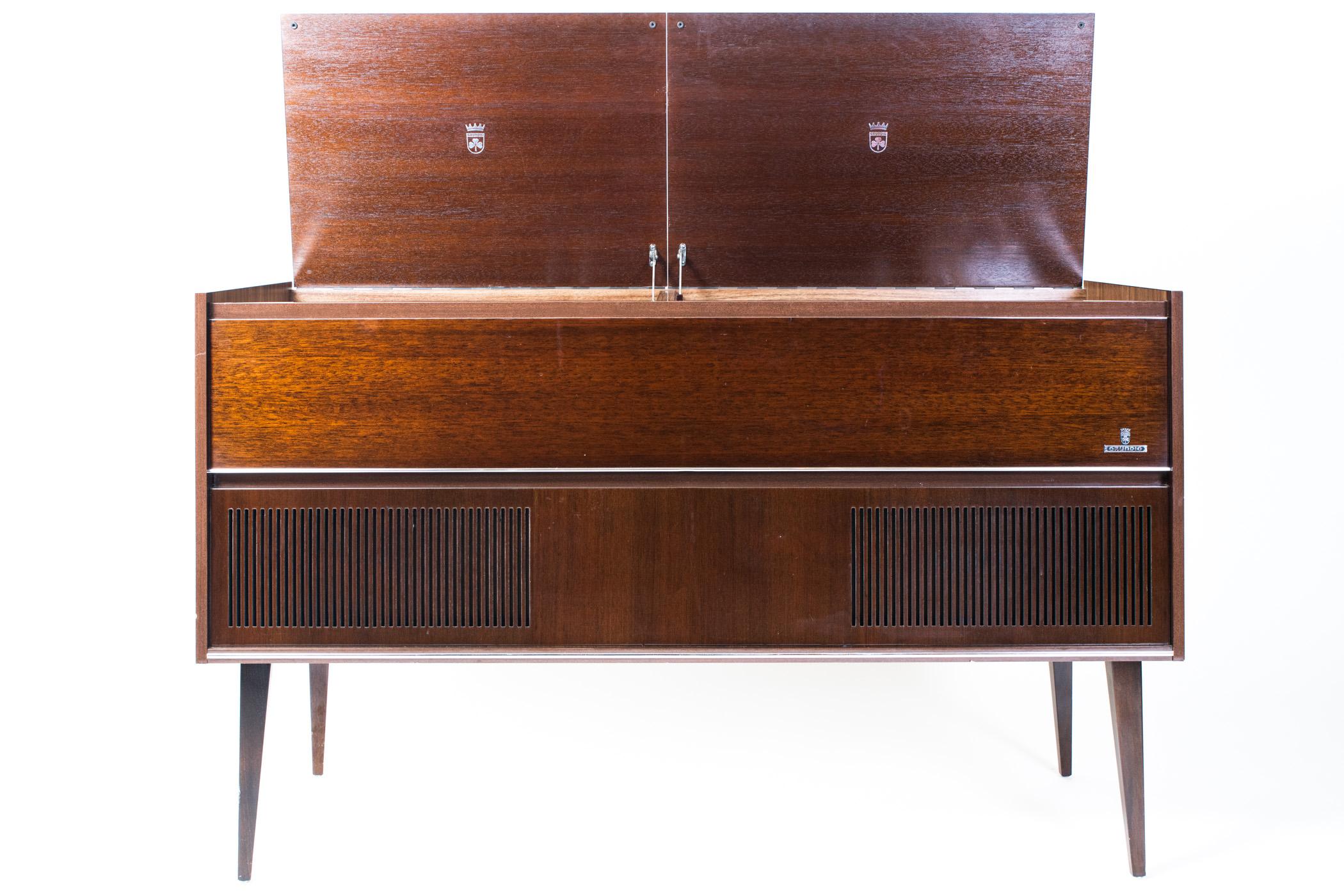 Console stéréo Grundig de style moderne du milieu du siècle:: absolument stupéfiante. Il s'agit de la console stéréo Grundig KS 620 U en bois avec une radio:: une platine et un espace de rangement:: datant probablement des années 1950 ou 1960. Les