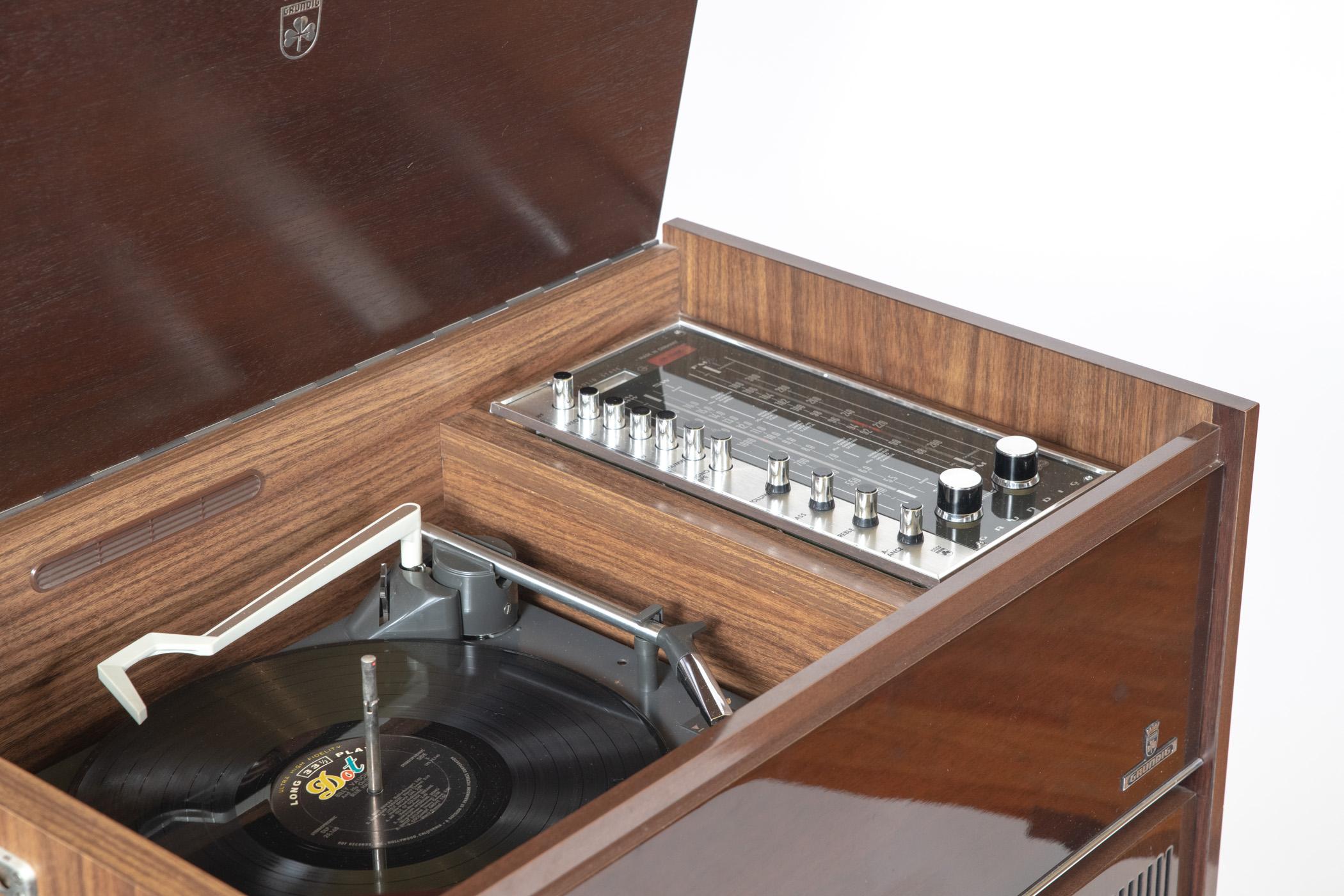 Travail du bois Grundig KS 620 U Turntable Console Stereo Cabinet Credenza avec Turntable