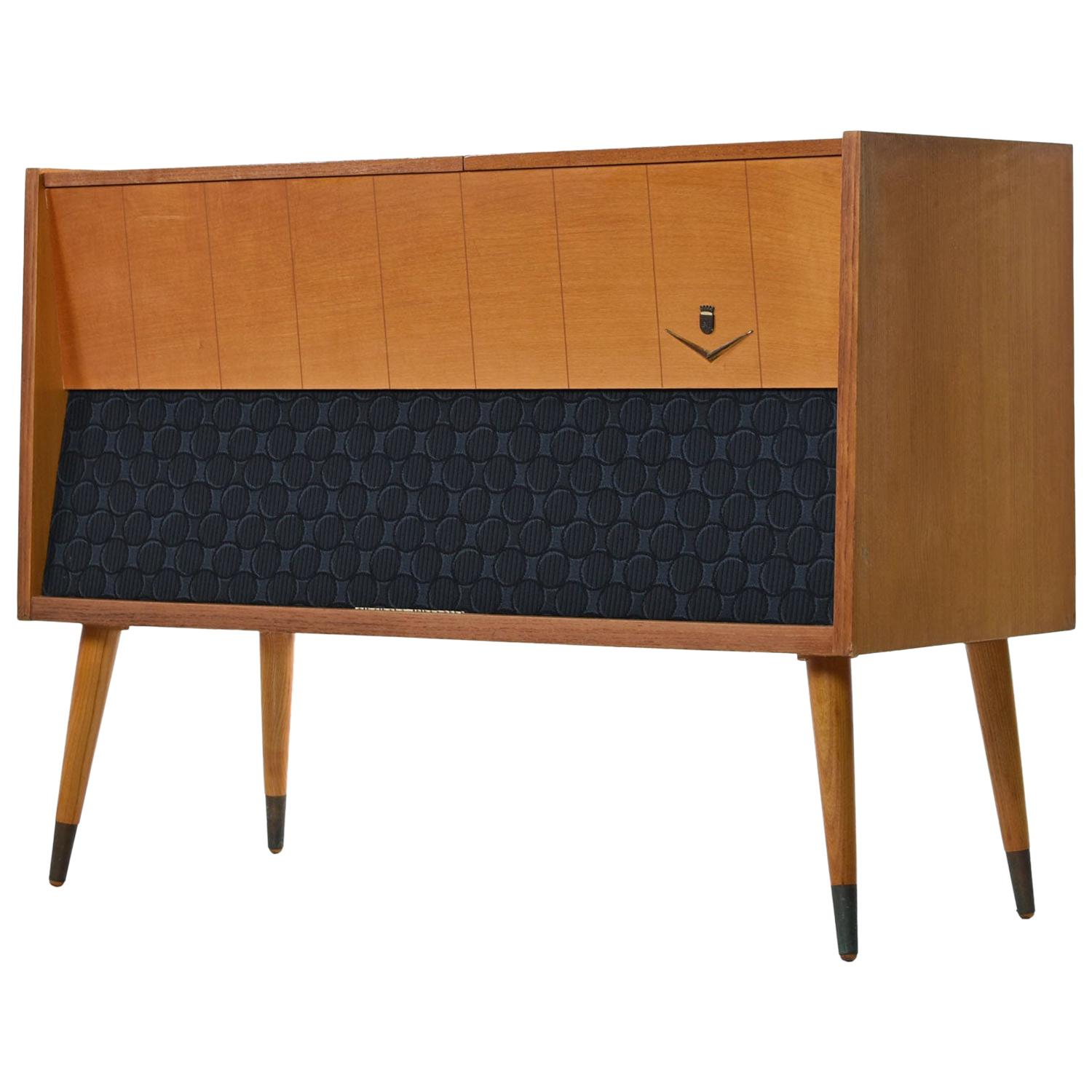 Console stéréo Grundig Majestic restaurée avec amour. Ce meuble de style Rockabilly moderne allemand des années 1950 est non seulement magnifique:: mais il sonne aussi très bien. Les audiophiles et les auditeurs occasionnels apprécieront tous la