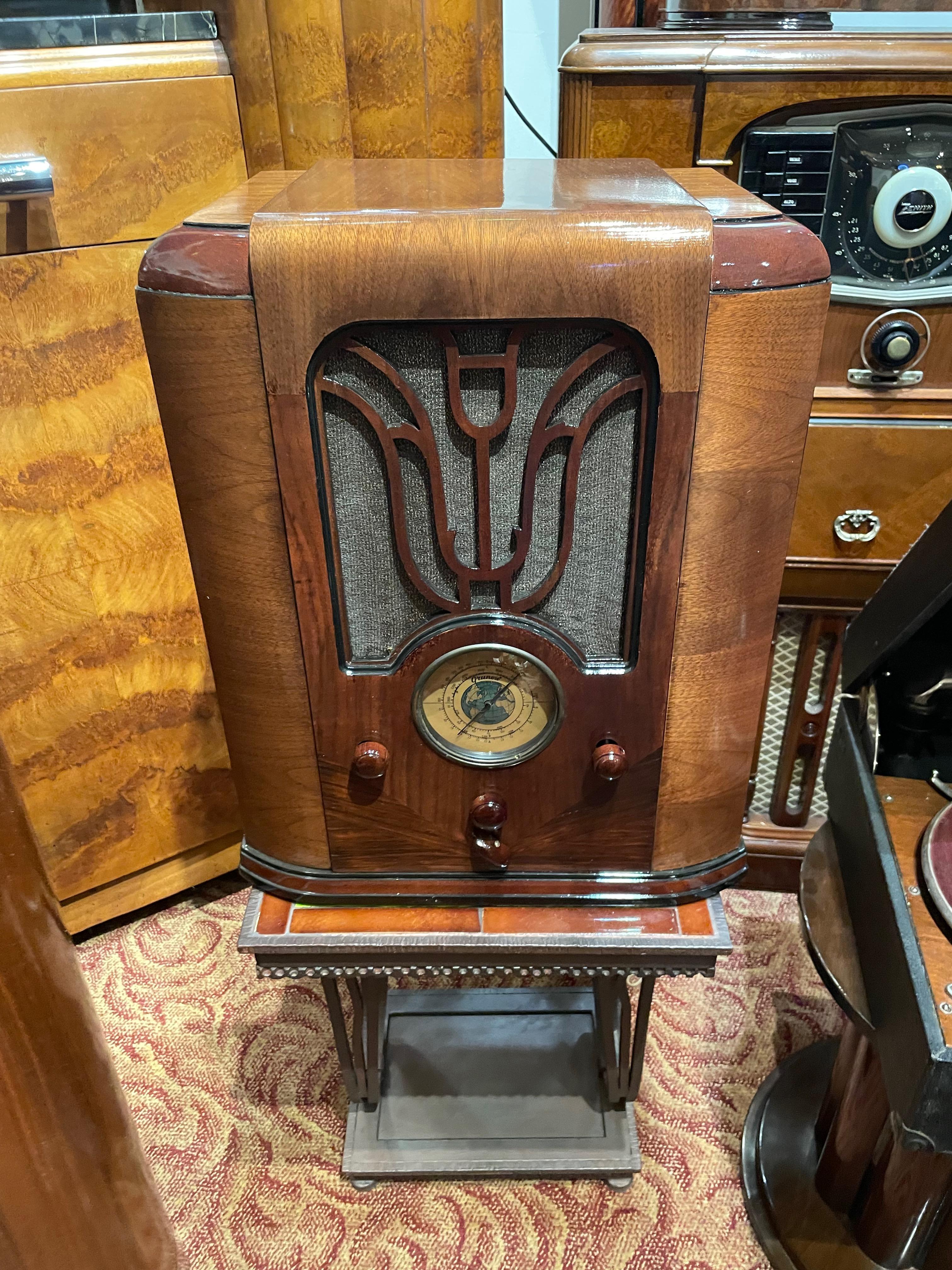 750 was Grunow’s top-of-the-line table radio in 1935. This large seven-tube, three-band (SB, SWx2) beauty sported twin gangs on the AM tuner for greater sensitivity and lots of volume through the original 8-inch Grunow speaker. Their cabinet work