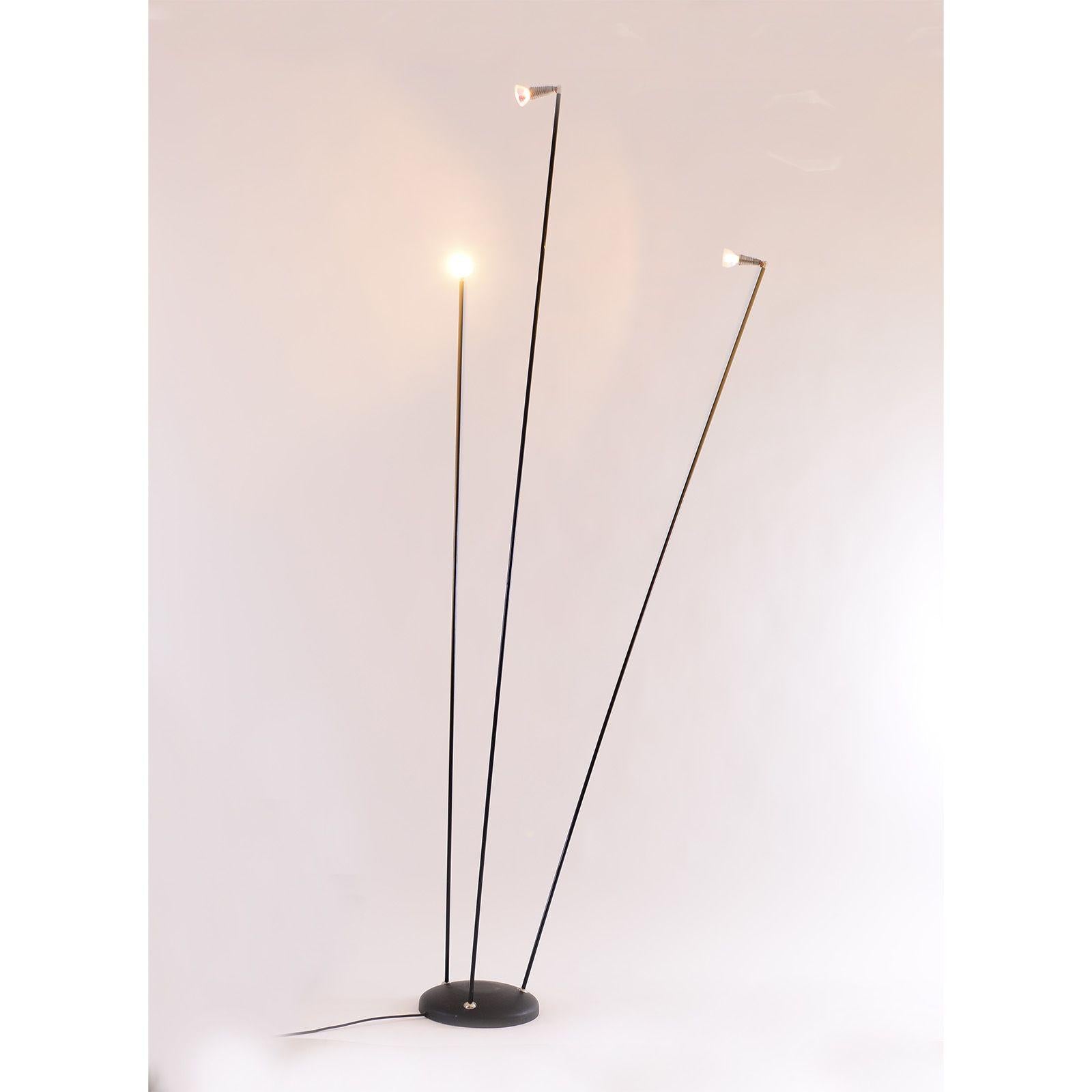 Una escultura de iluminación de lámpara de pie, diseñada por Boris Brochard y Rudolf Weber como 