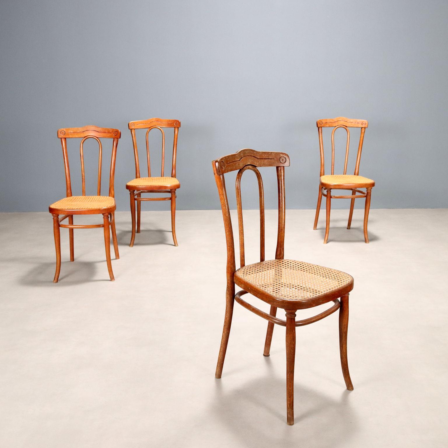 Grupo de cuatro sillas Thonet en haya curvada teñida nogal, respaldo abierto, asiento retapizado.
Austria, finales del siglo XIX.