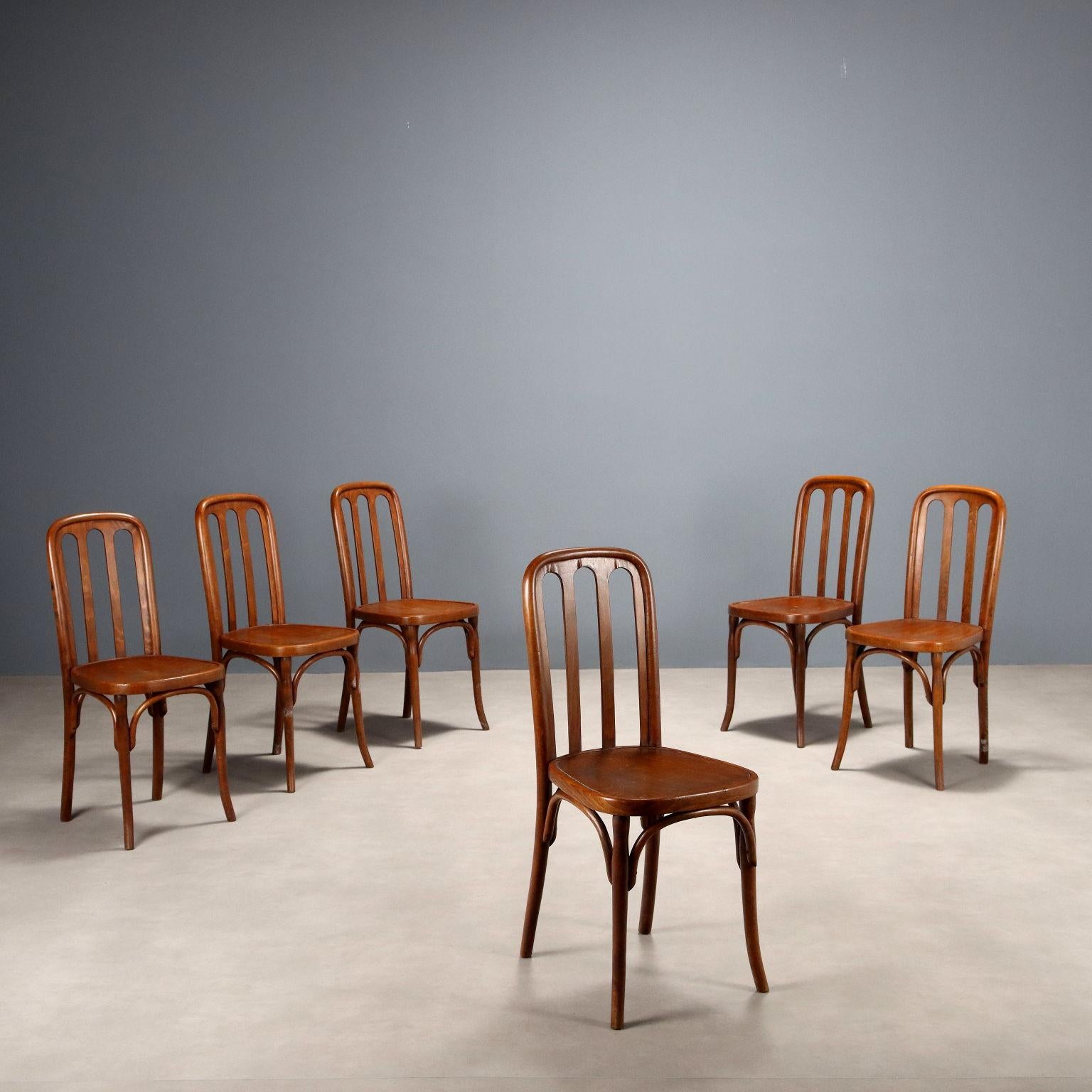 Grupo de seis sillas J. & J: KOHN de haya curvada, respaldo abierto, asiento de contrachapado moldeado.
Austria, finales del siglo XIX - principios del XX.	