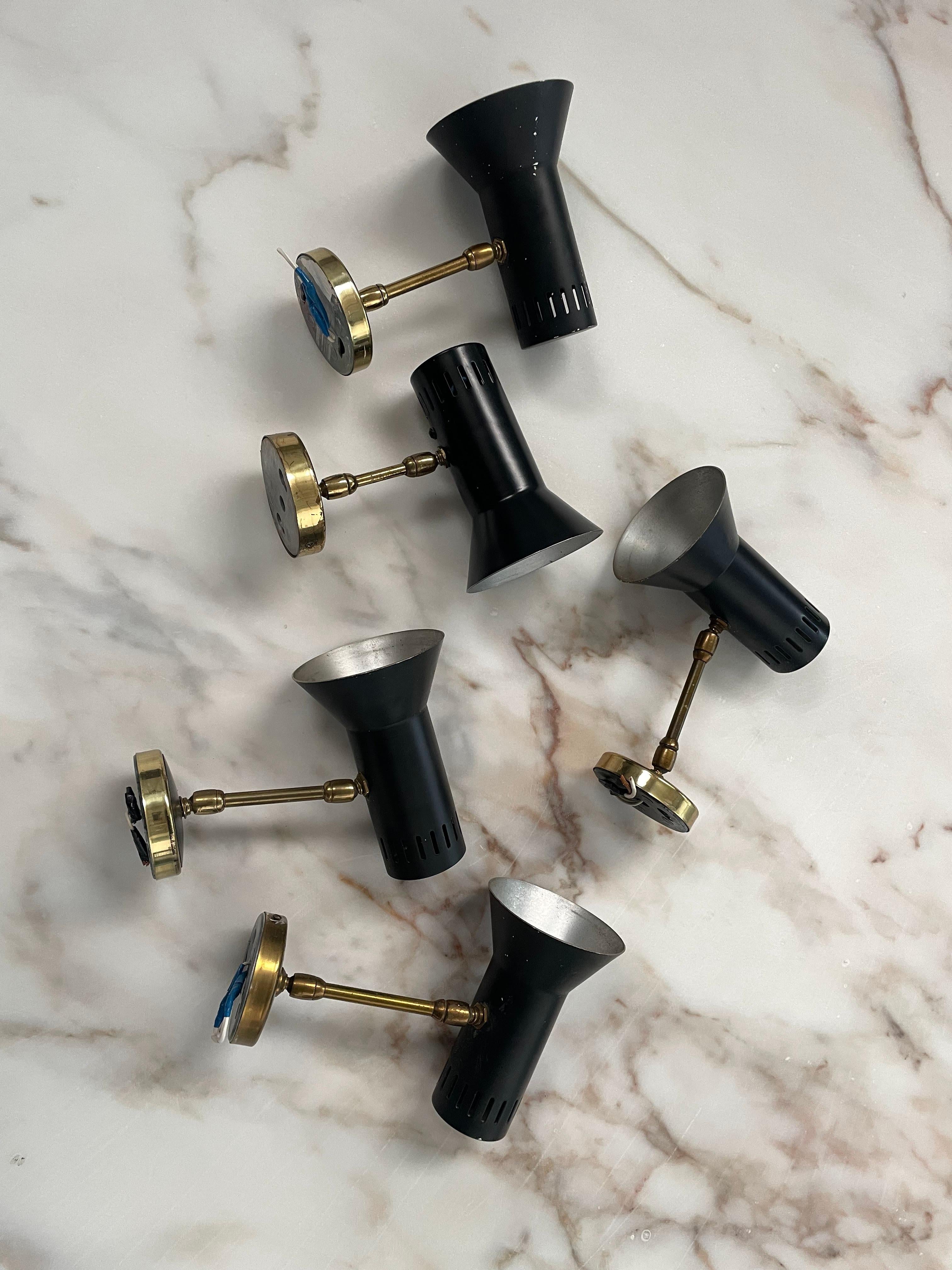Group of 5 1950s spotlights attributed to Stilnovo.
The spotlights are adjustable and have a black painted metal frame with brass arm and details.

The height of these spotlights varies from 18 to 22 cm. (You can see the difference in height between