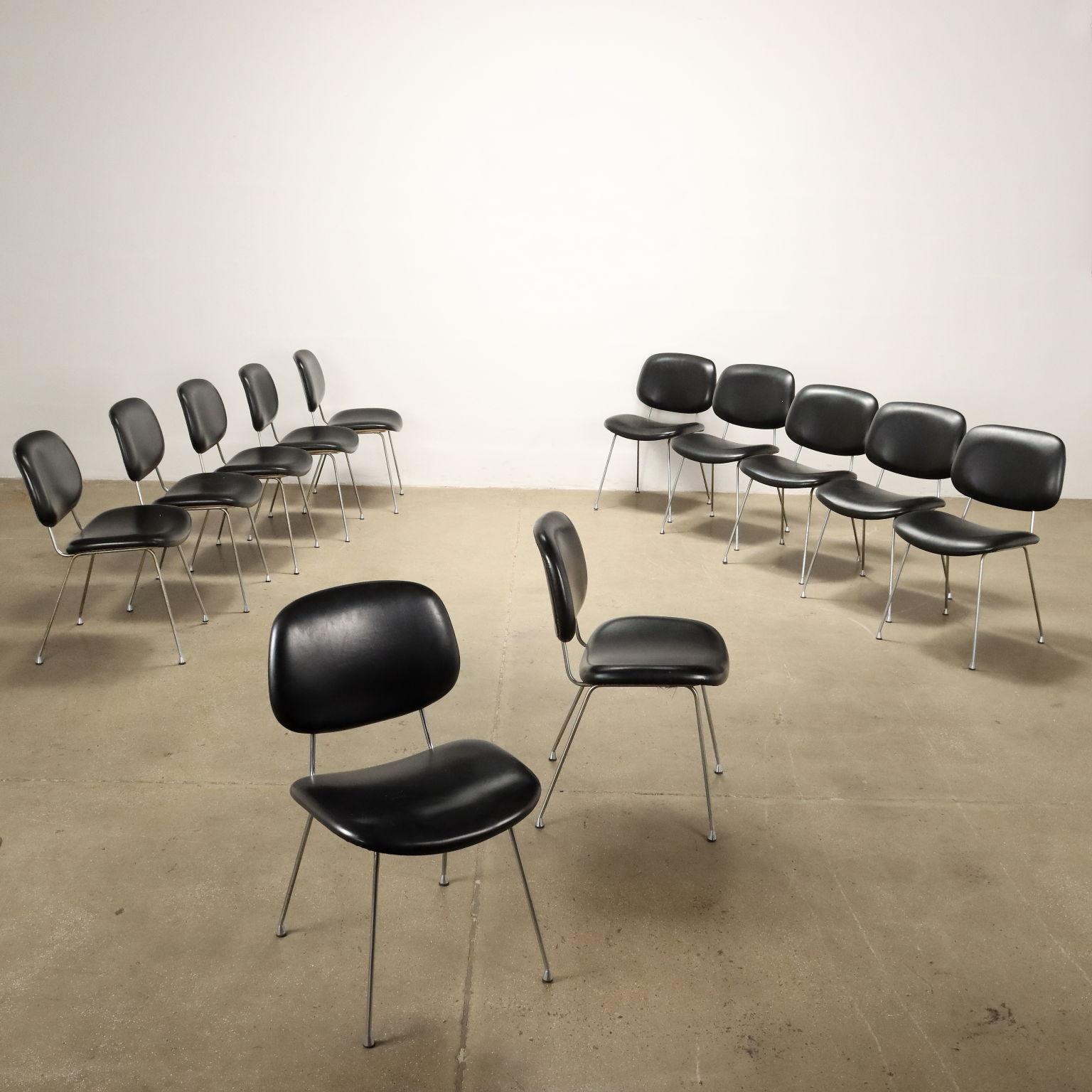 Gruppo di 12 sedie, struttura in metallo cromato, imbottitura in espanso, rivestimento in similpelle. 