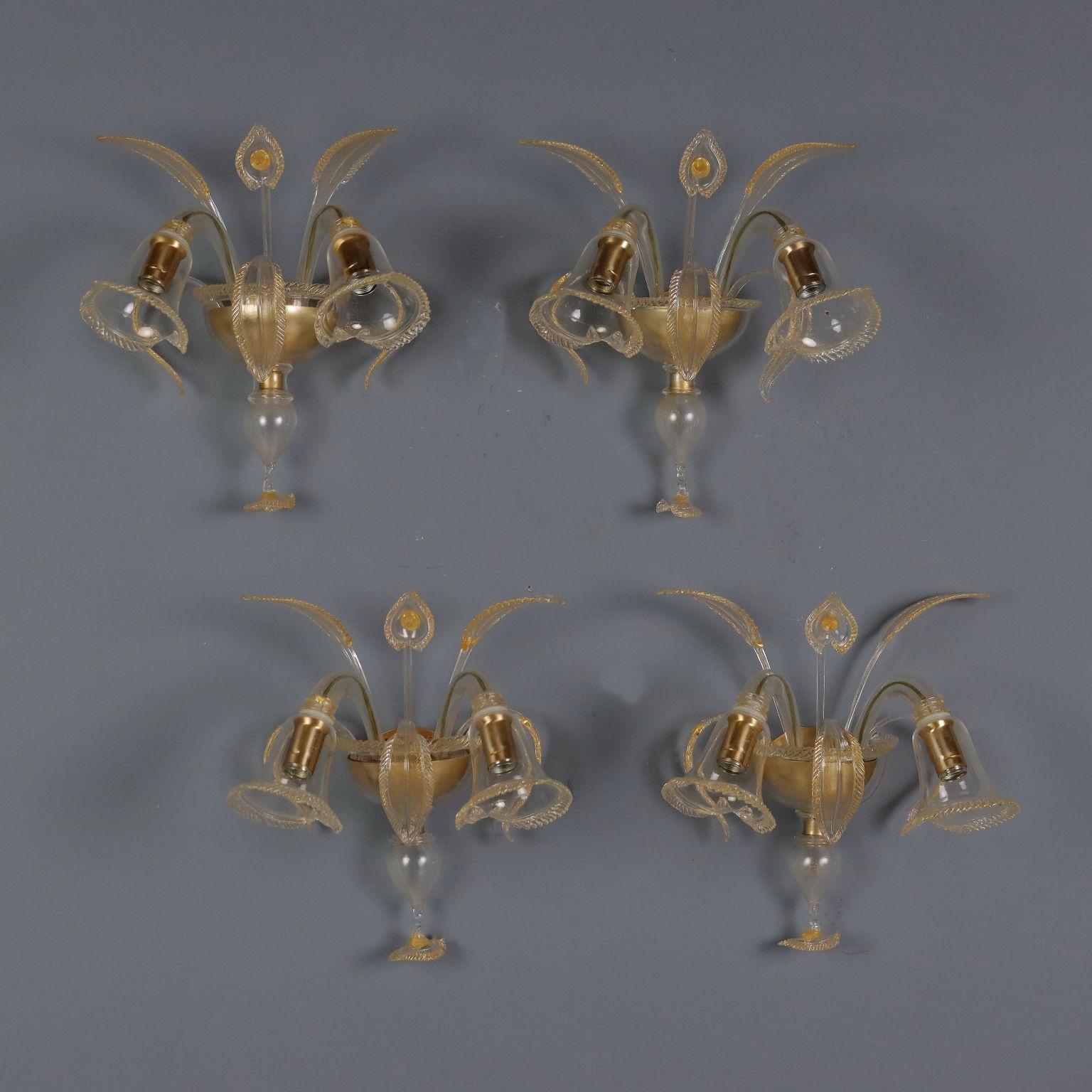 Grupo de 4 apliques de cristal de Murano. Fabricado con 2 luces  cada una y las típicas hojas de cristal transparente con inclusiones doradas. Ideal para paredes de salones.